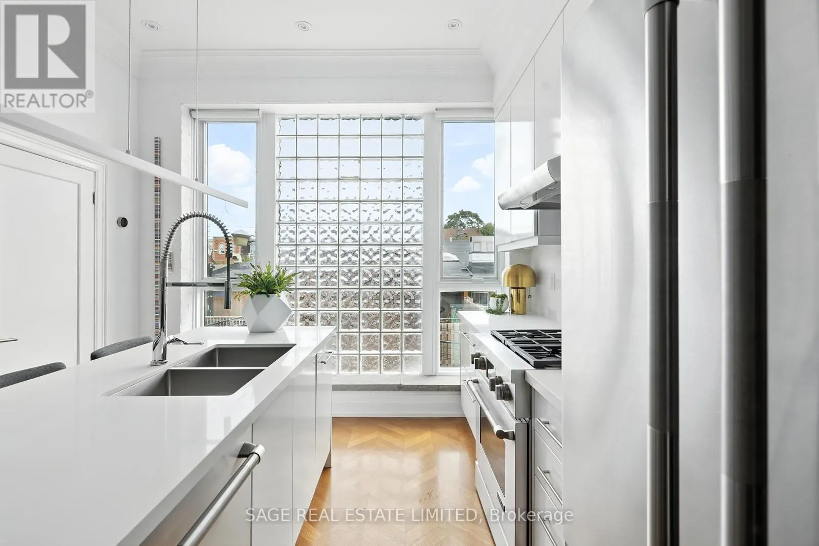 205 - 670 RICHMOND STREET W