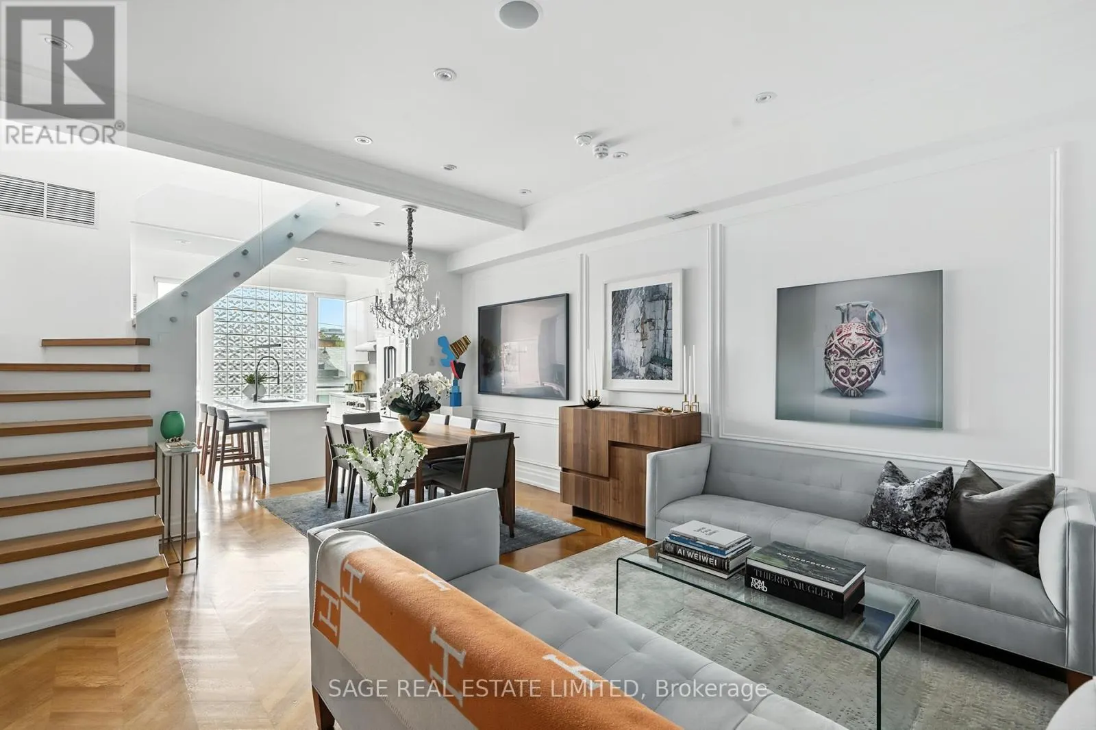 205 - 670 RICHMOND STREET W