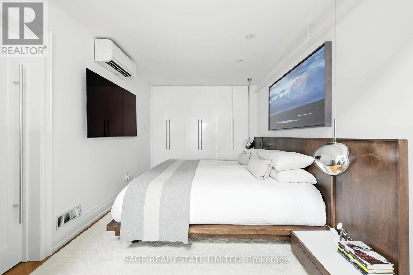 205 - 670 RICHMOND STREET W