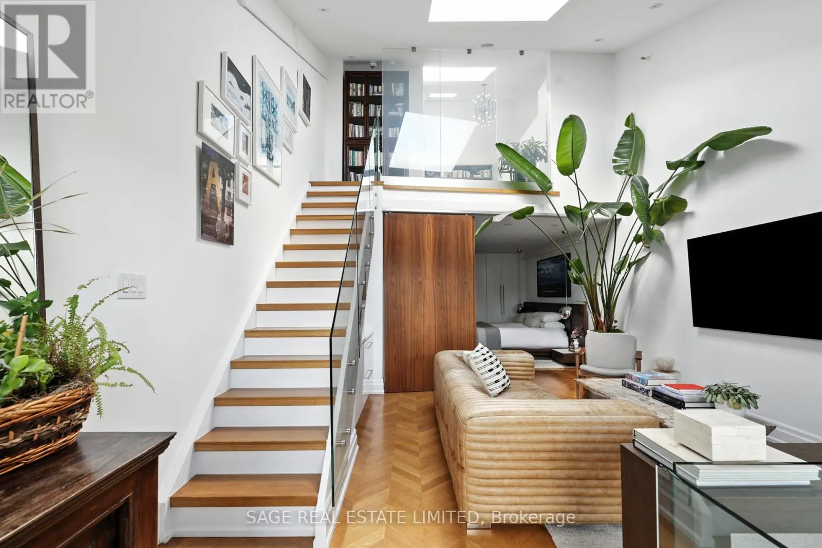 205 - 670 RICHMOND STREET W