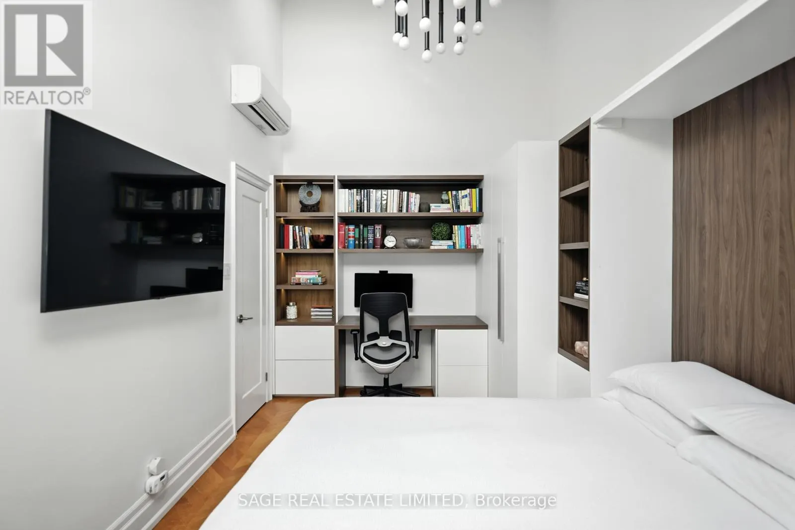 205 - 670 RICHMOND STREET W