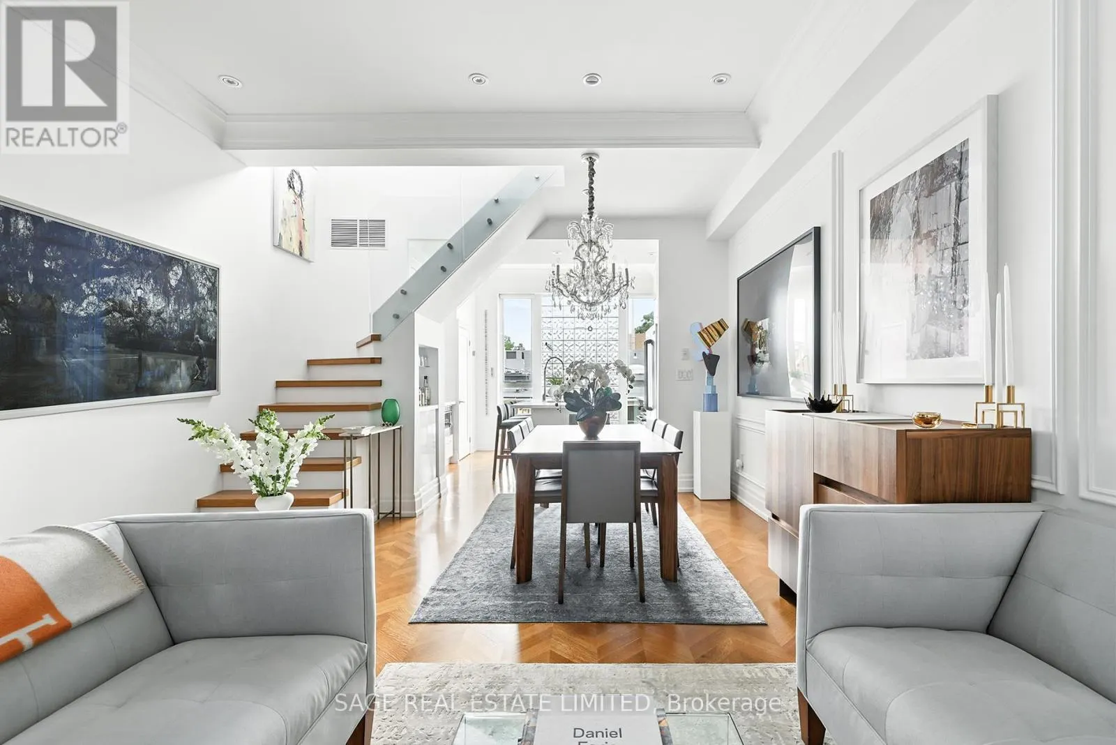 205 - 670 RICHMOND STREET W