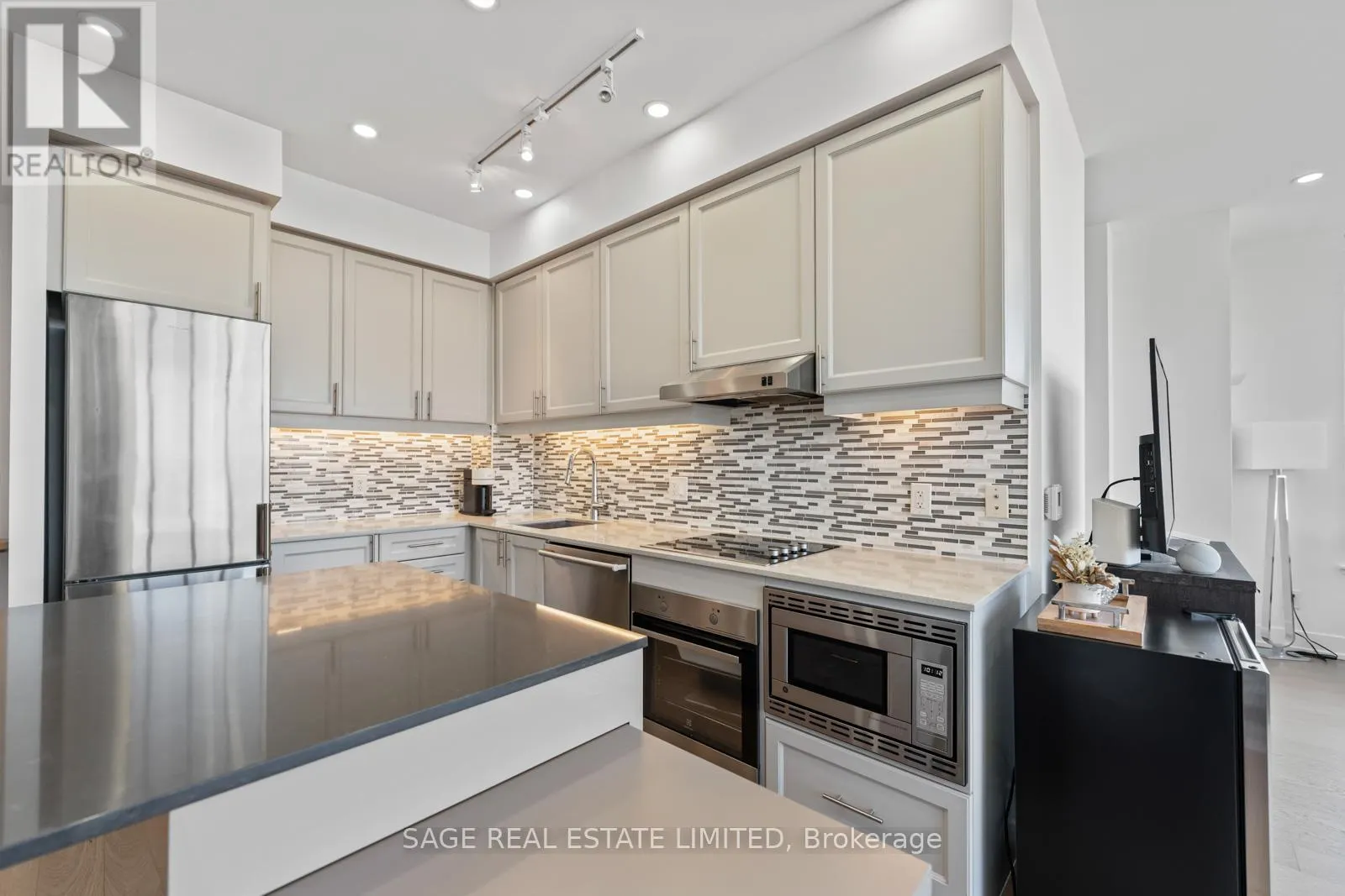 617 - 7 KENASTON GARDENS