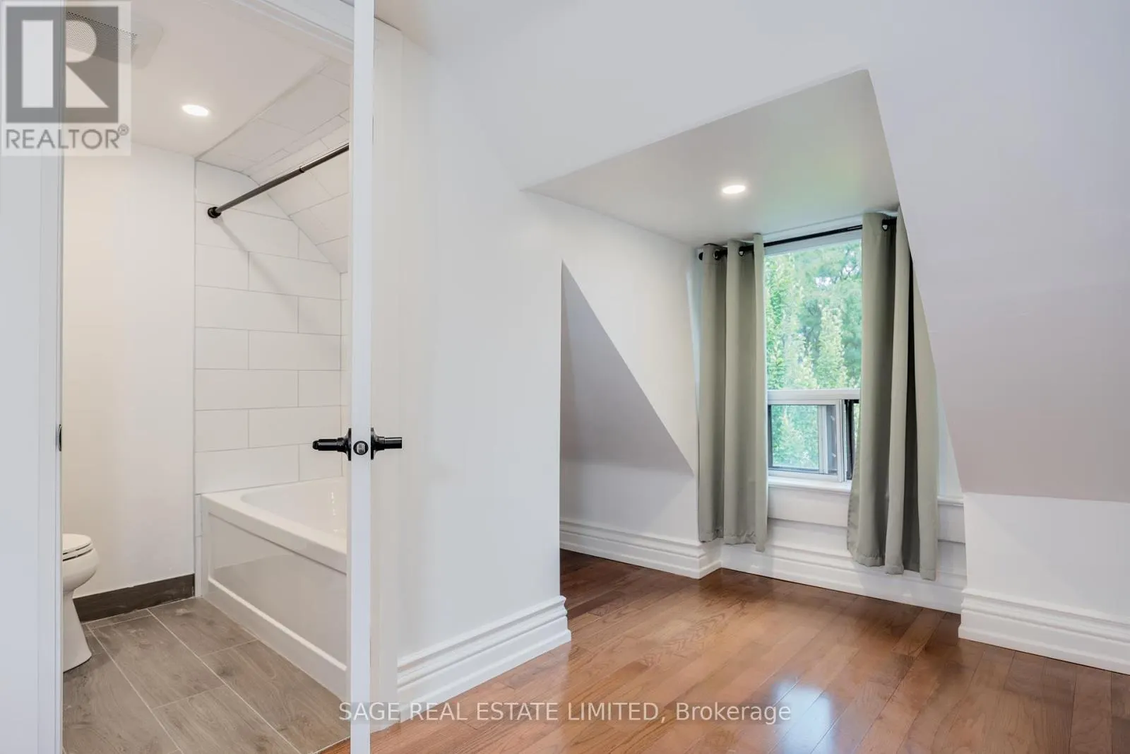 UPPER - 310 GLADSTONE AVENUE