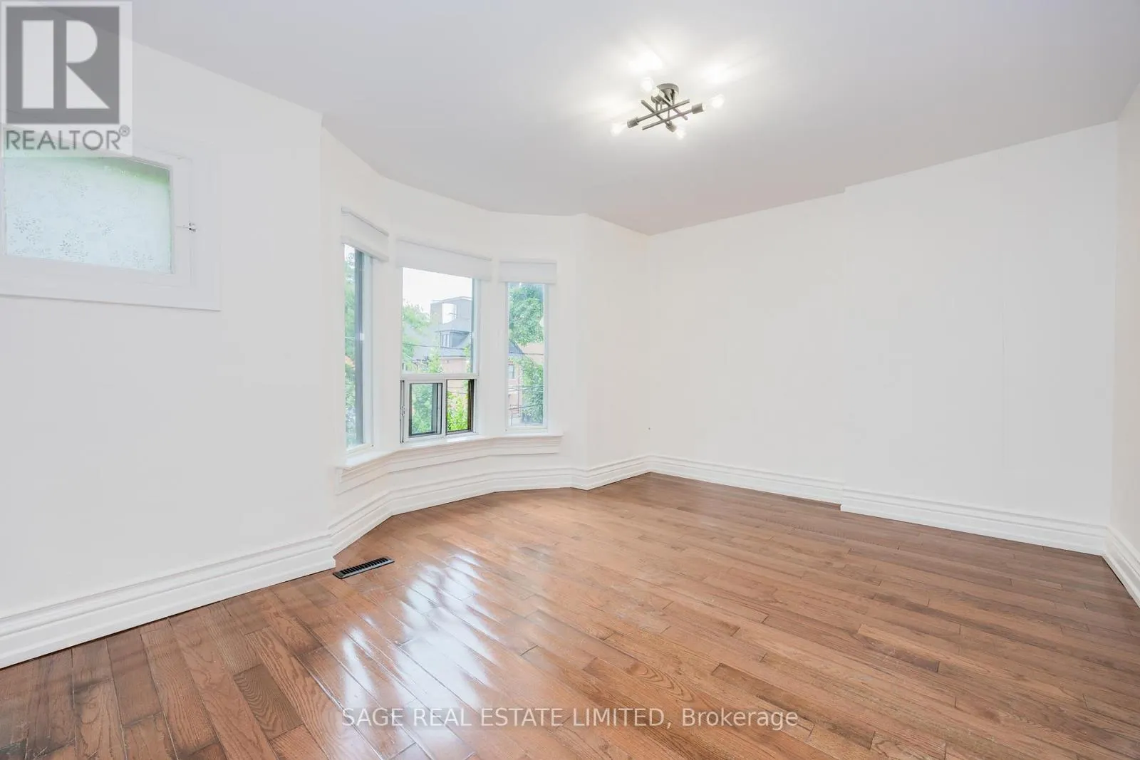 UPPER - 310 GLADSTONE AVENUE