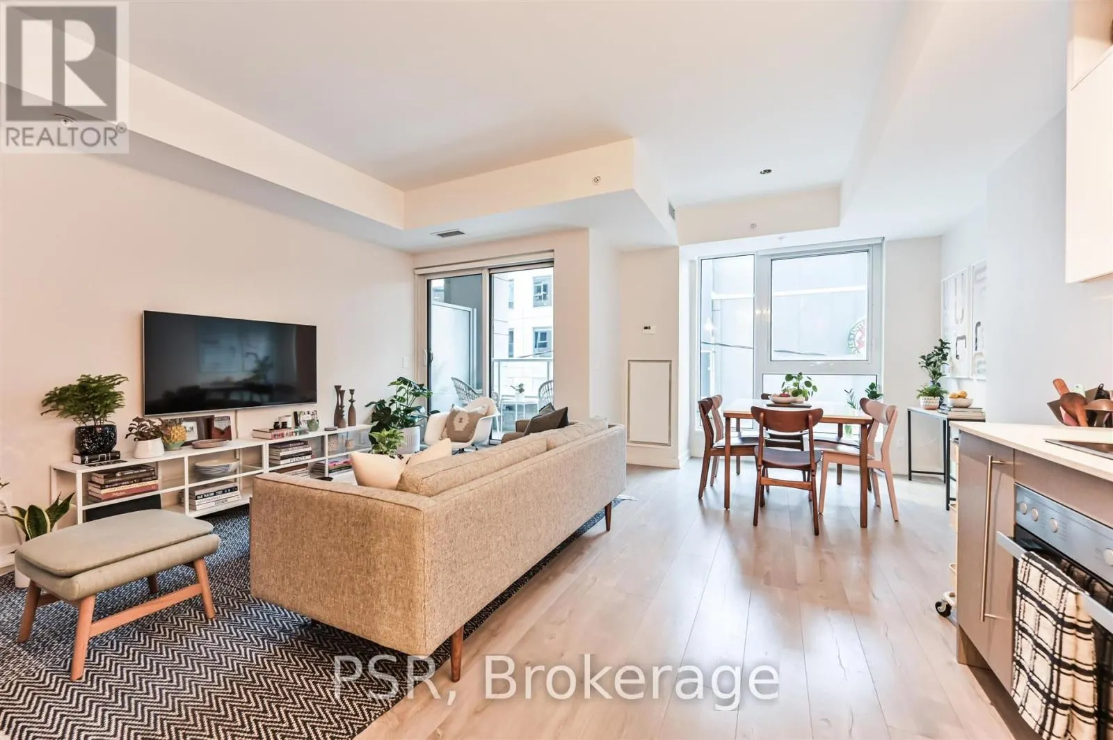 218 - 199 RICHMOND STREET W