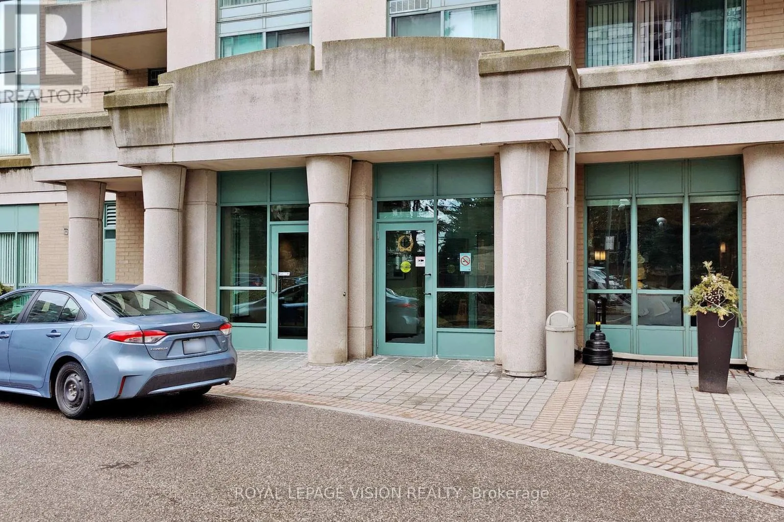 1905 - 3 PEMBERTON AVENUE