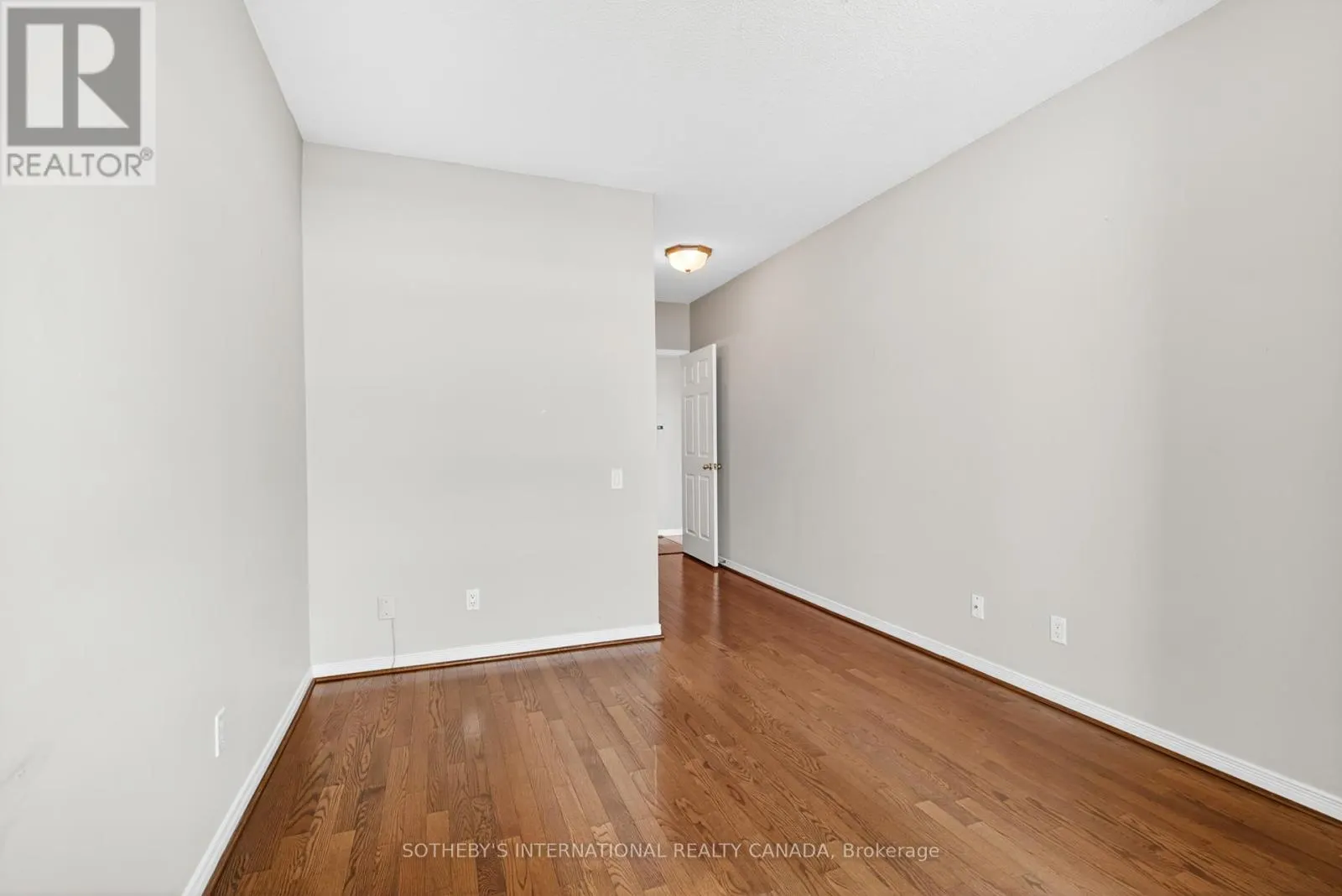 PH101 - 8 HILLCREST AVENUE