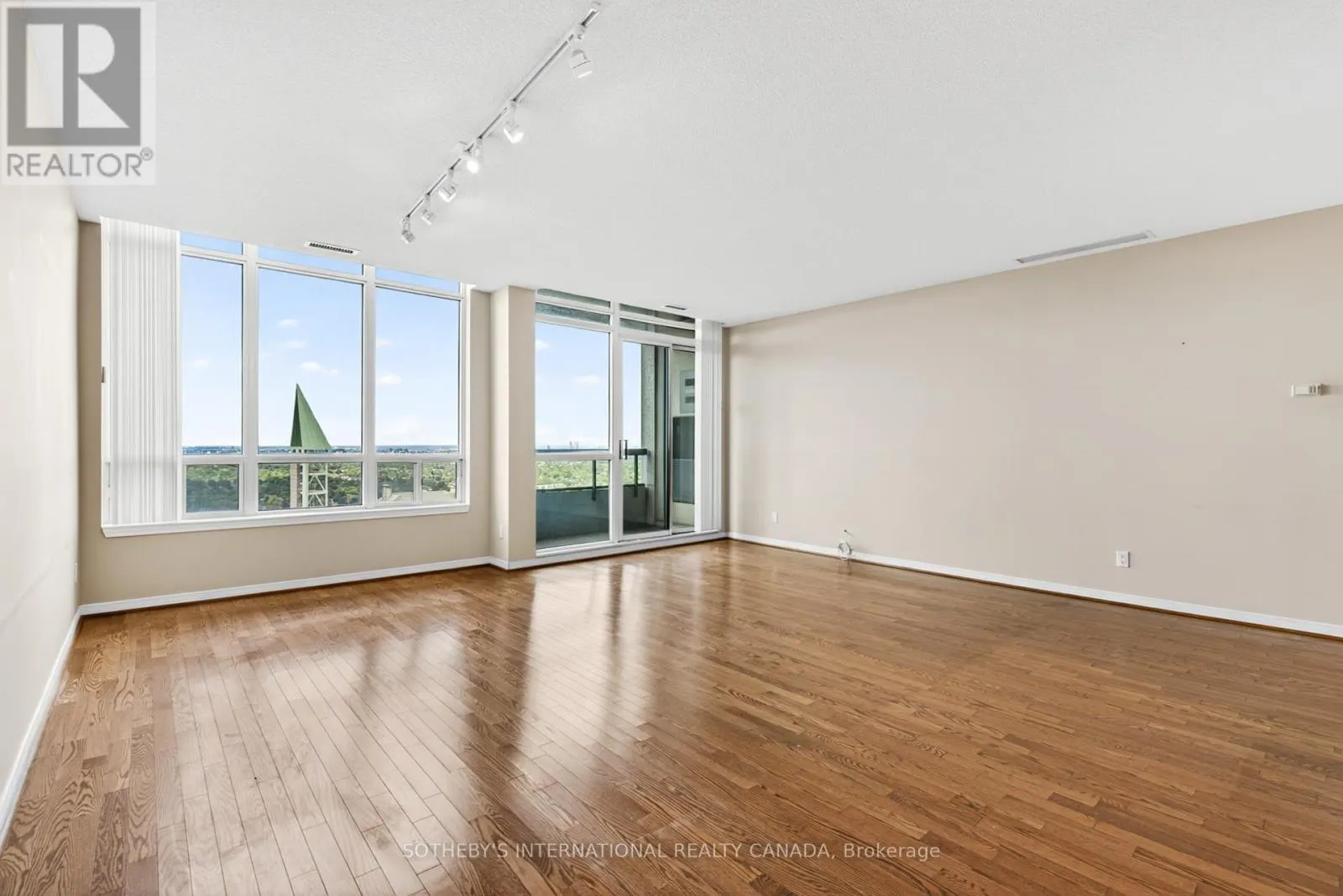 PH101 - 8 HILLCREST AVENUE