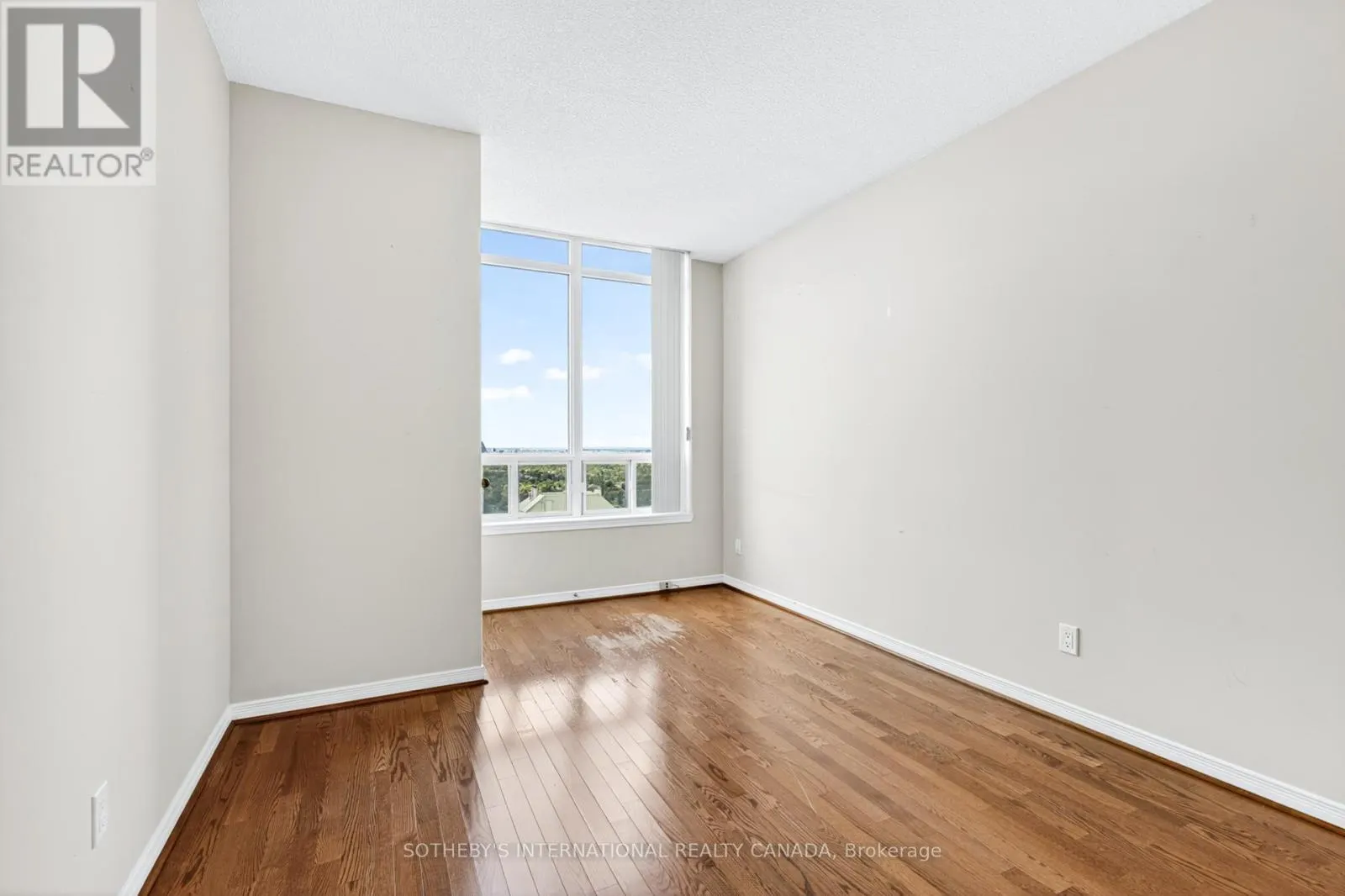 PH101 - 8 HILLCREST AVENUE