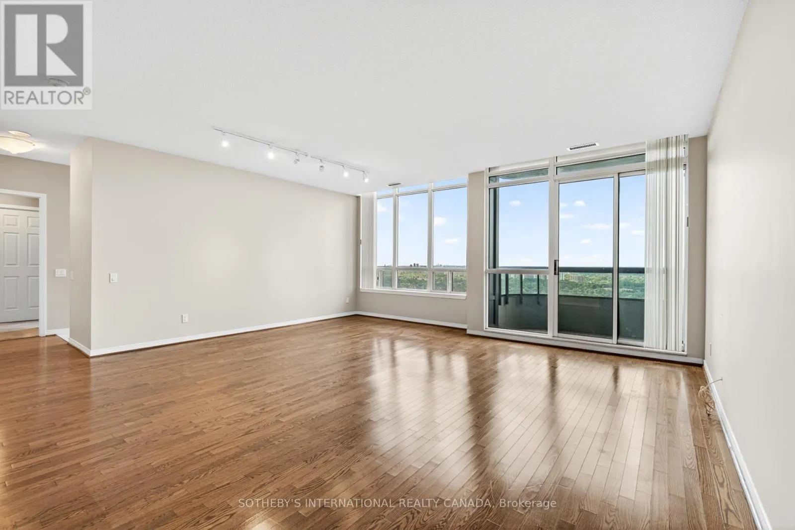 PH101 - 8 HILLCREST AVENUE