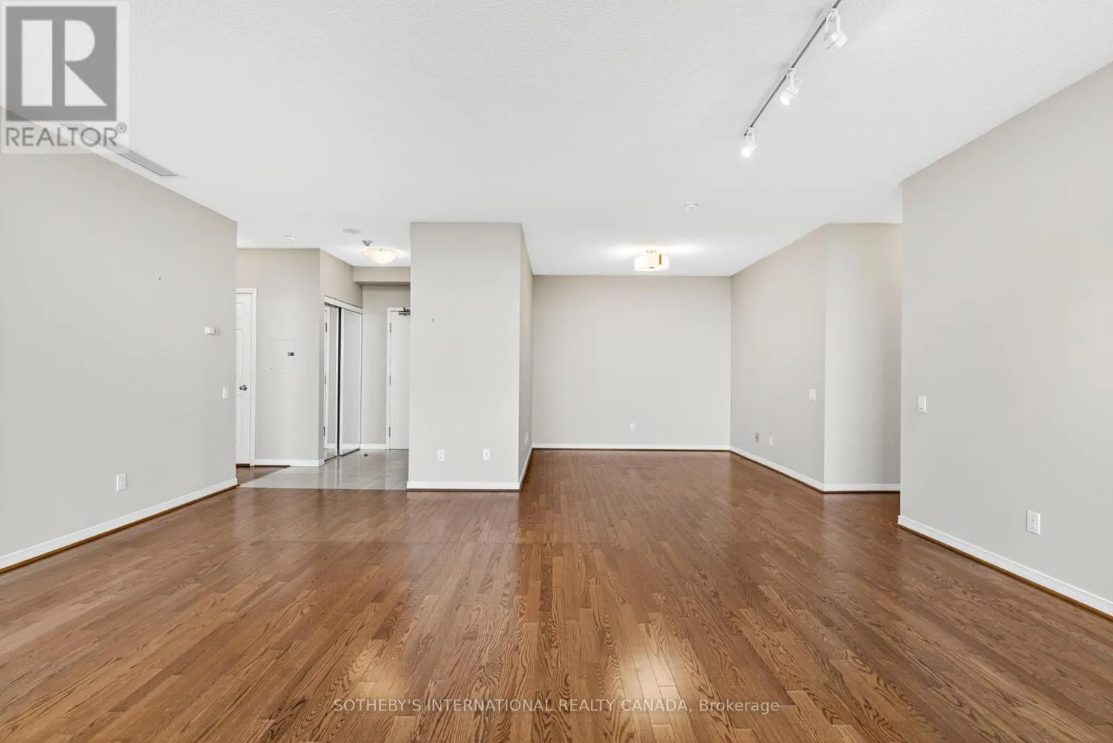 PH101 - 8 HILLCREST AVENUE