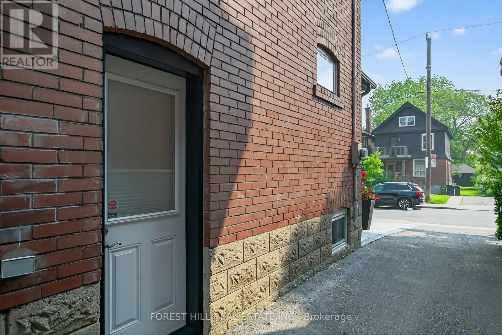 82 PINEWOOD AVENUE
