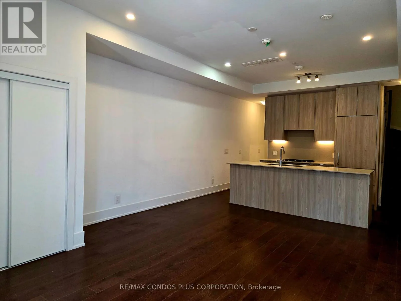 9 - 270 DAVENPORT ROAD