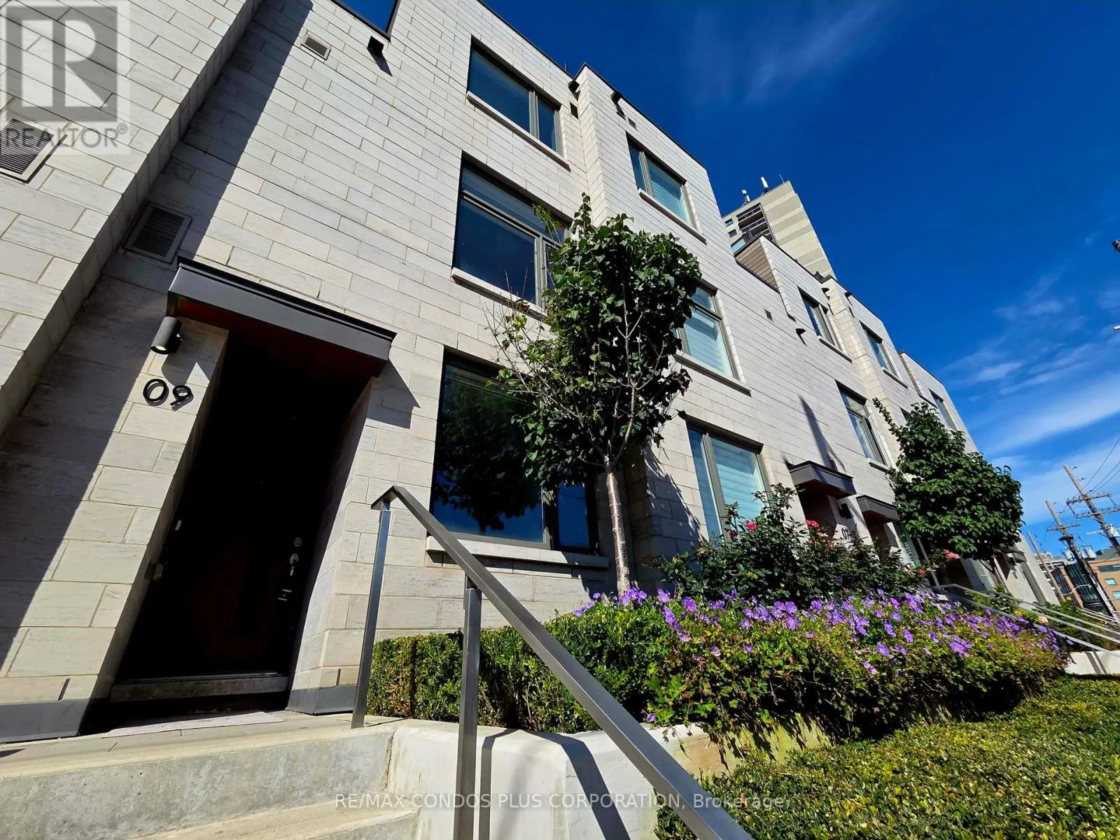 9 - 270 DAVENPORT ROAD