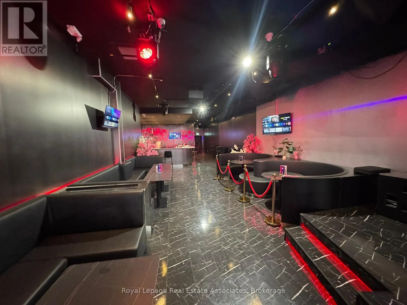 560 QUEEN STREET W