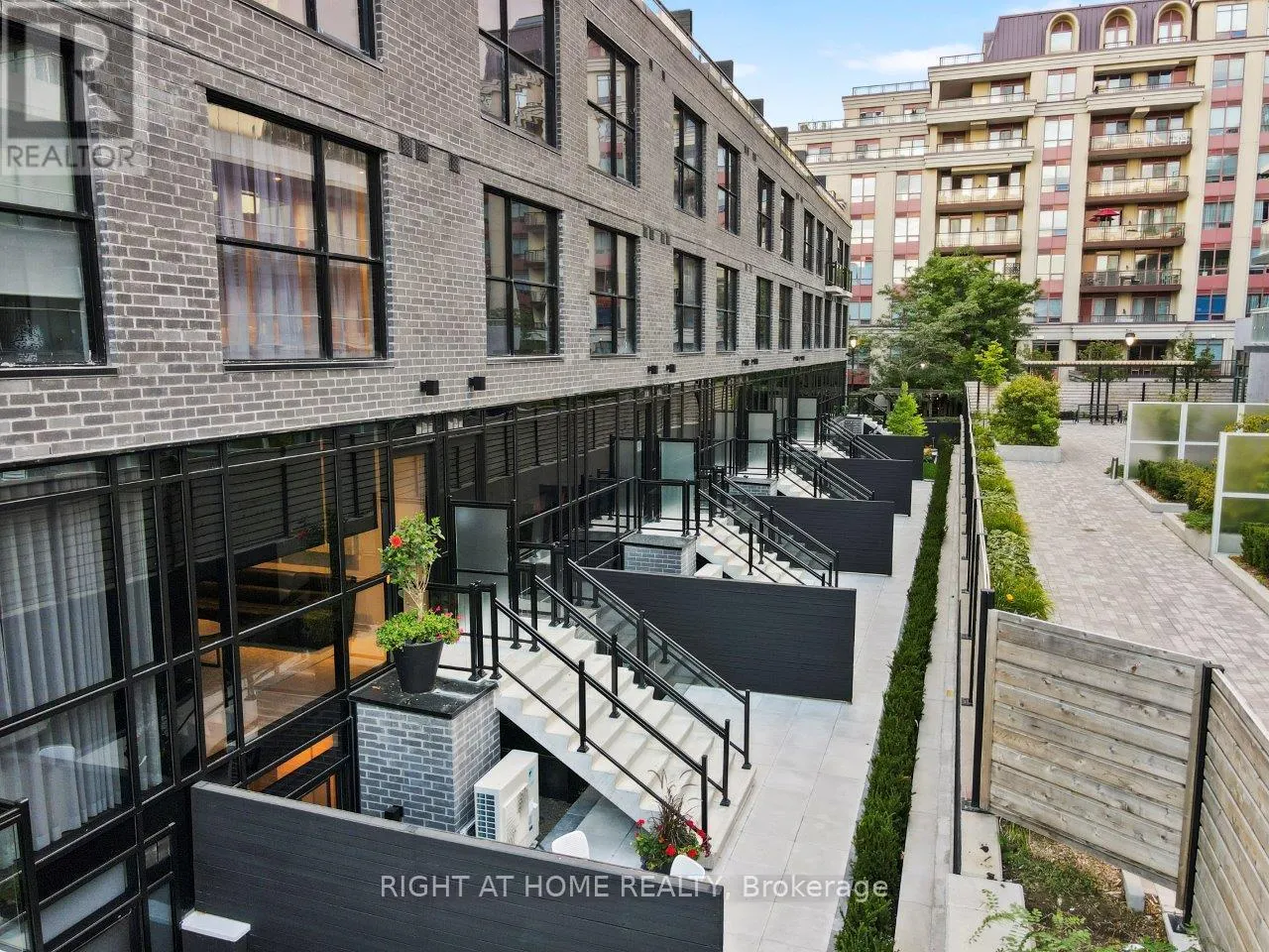 25 - 12 DERVOCK CRESCENT