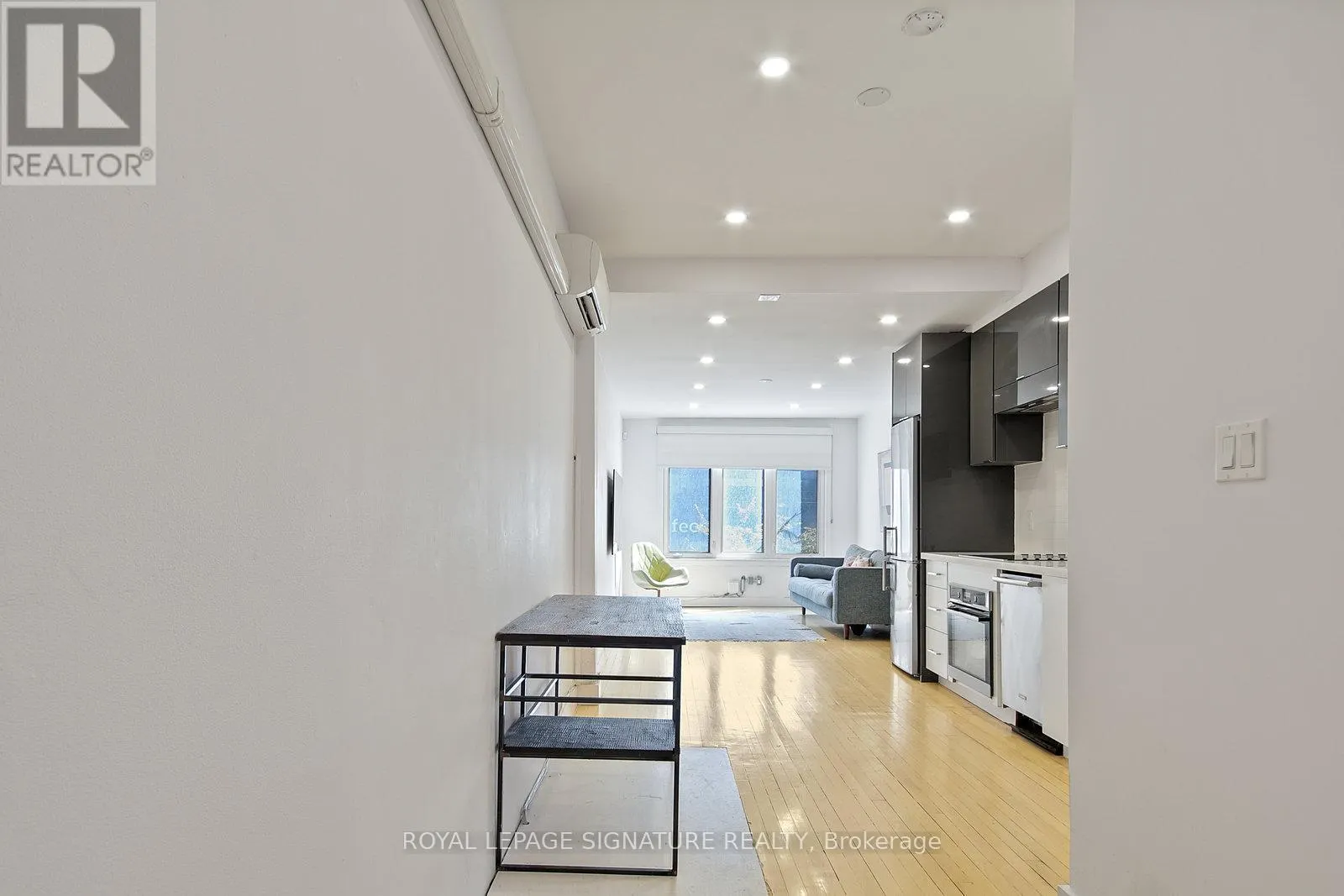 UPPER - 1048 QUEEN STREET W
