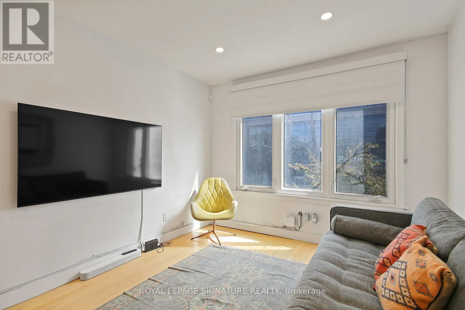 UPPER - 1048 QUEEN STREET W