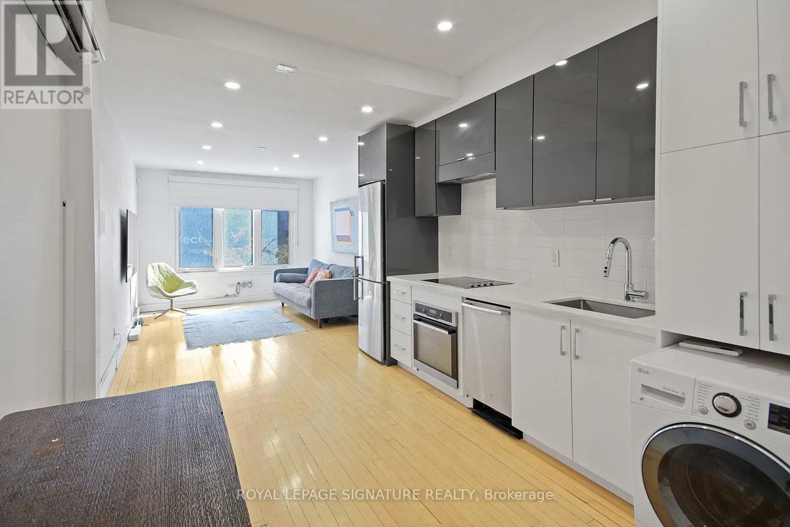 UPPER - 1048 QUEEN STREET W