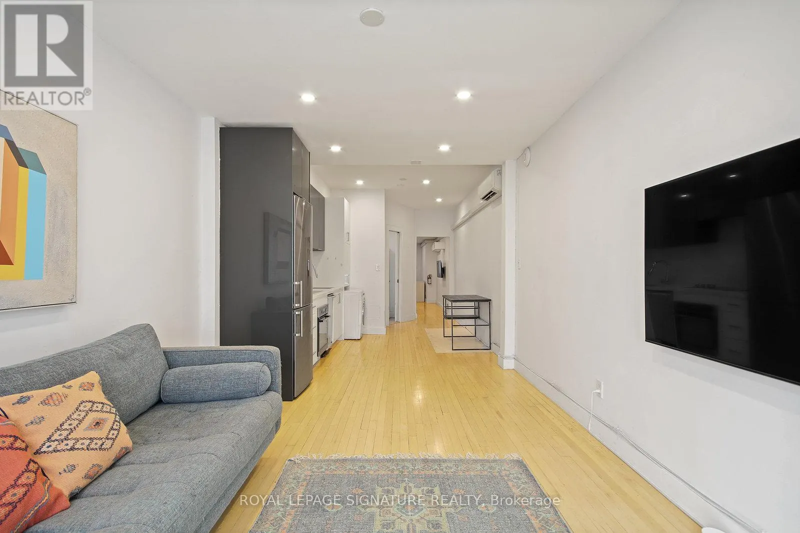 UPPER - 1048 QUEEN STREET W