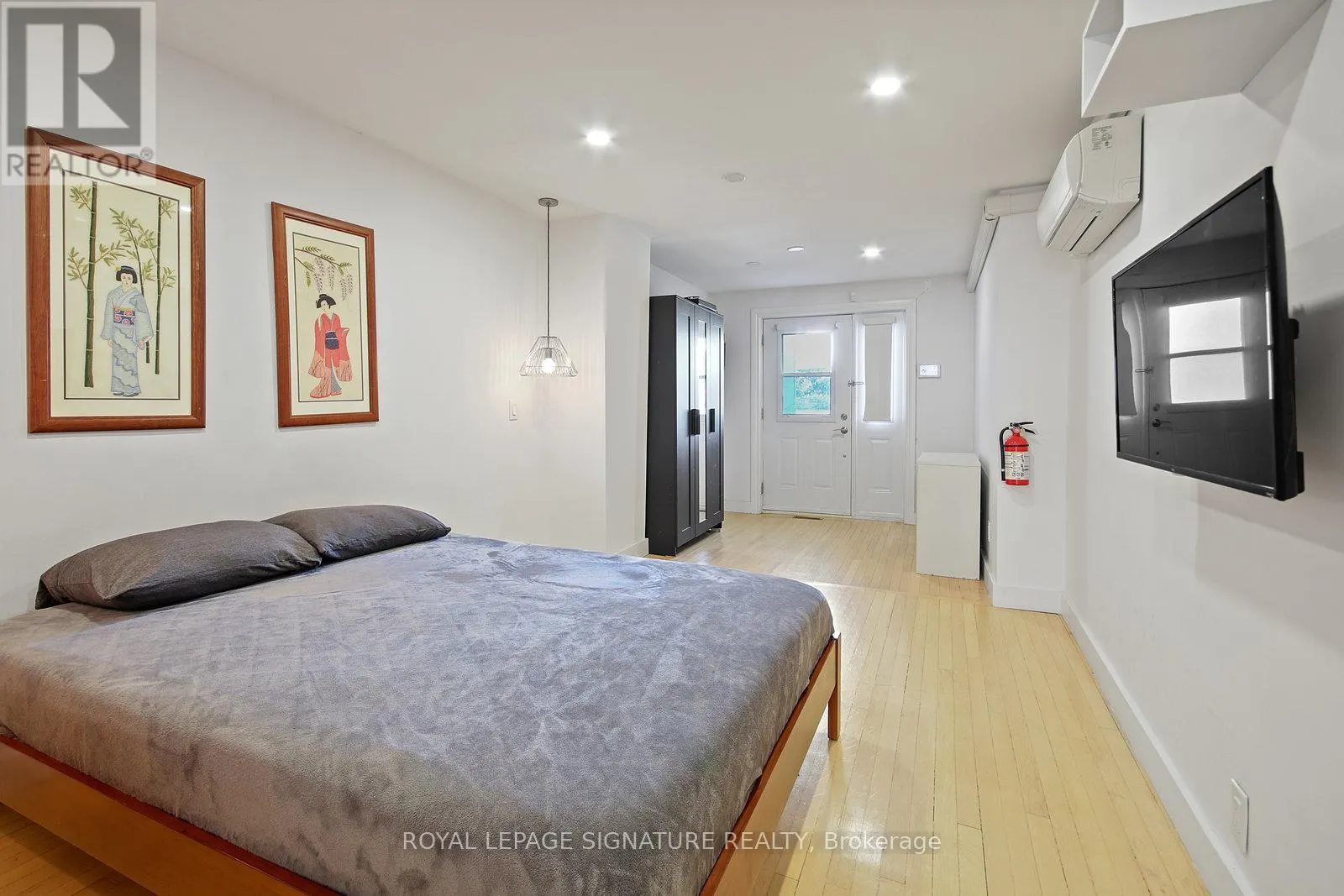 UPPER - 1048 QUEEN STREET W