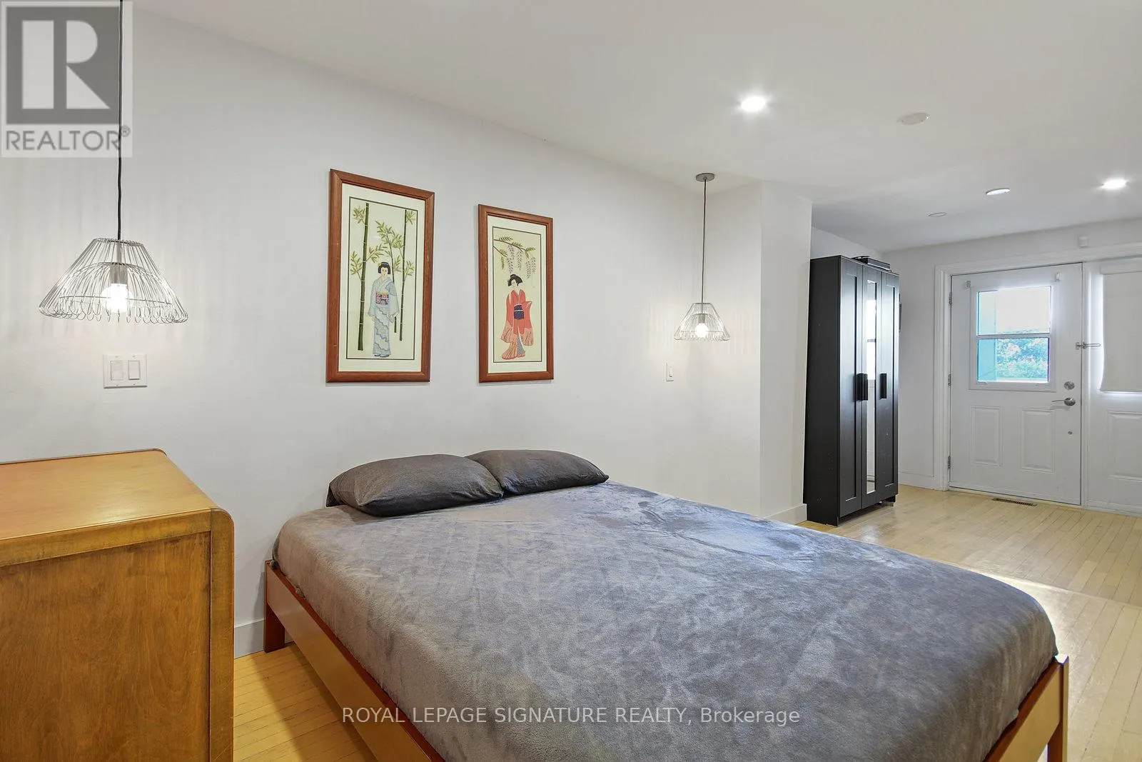 UPPER - 1048 QUEEN STREET W