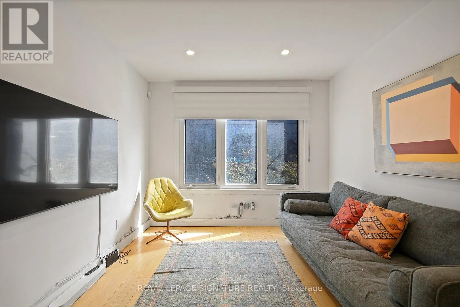 UPPER - 1048 QUEEN STREET W