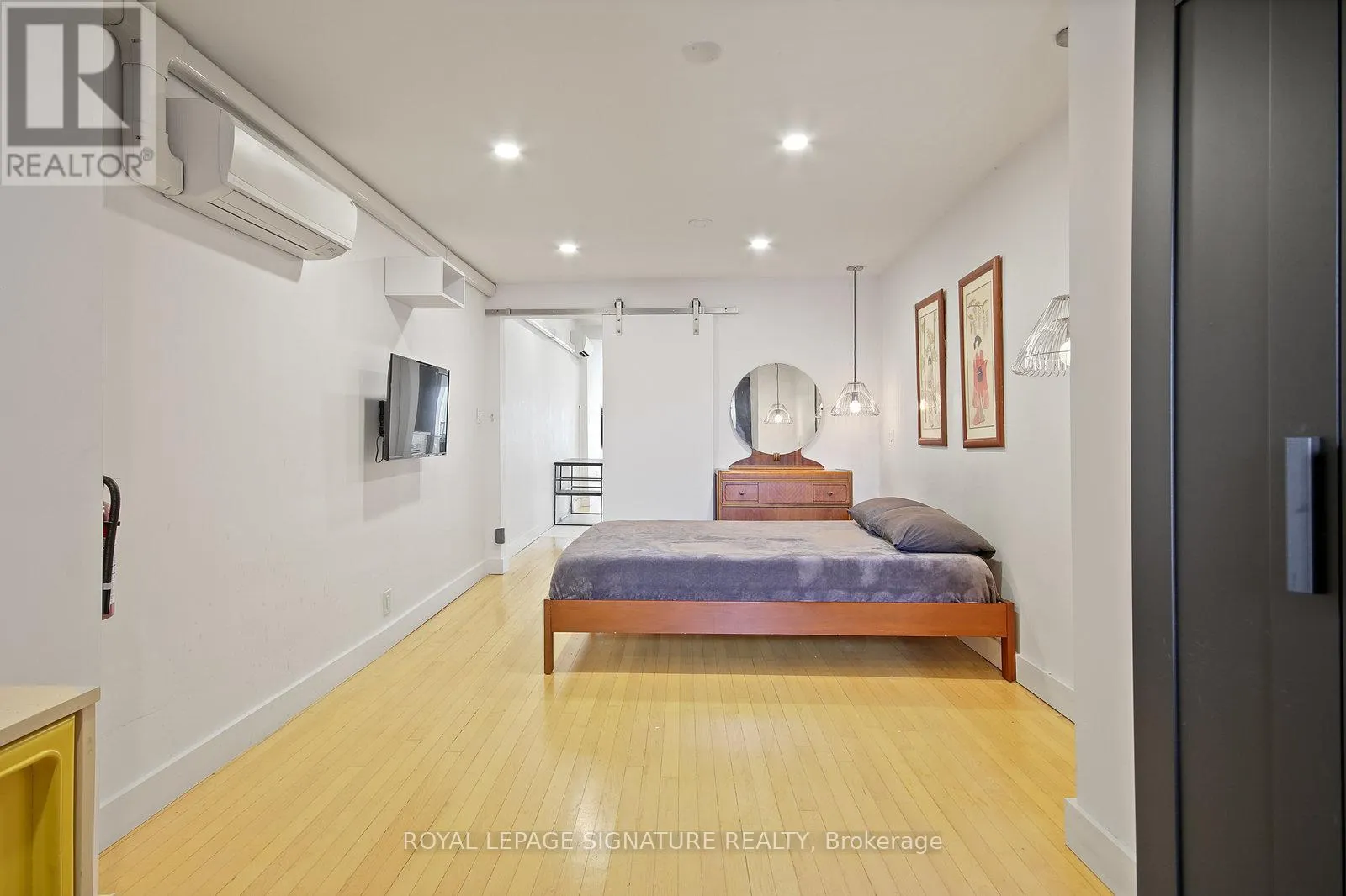 UPPER - 1048 QUEEN STREET W