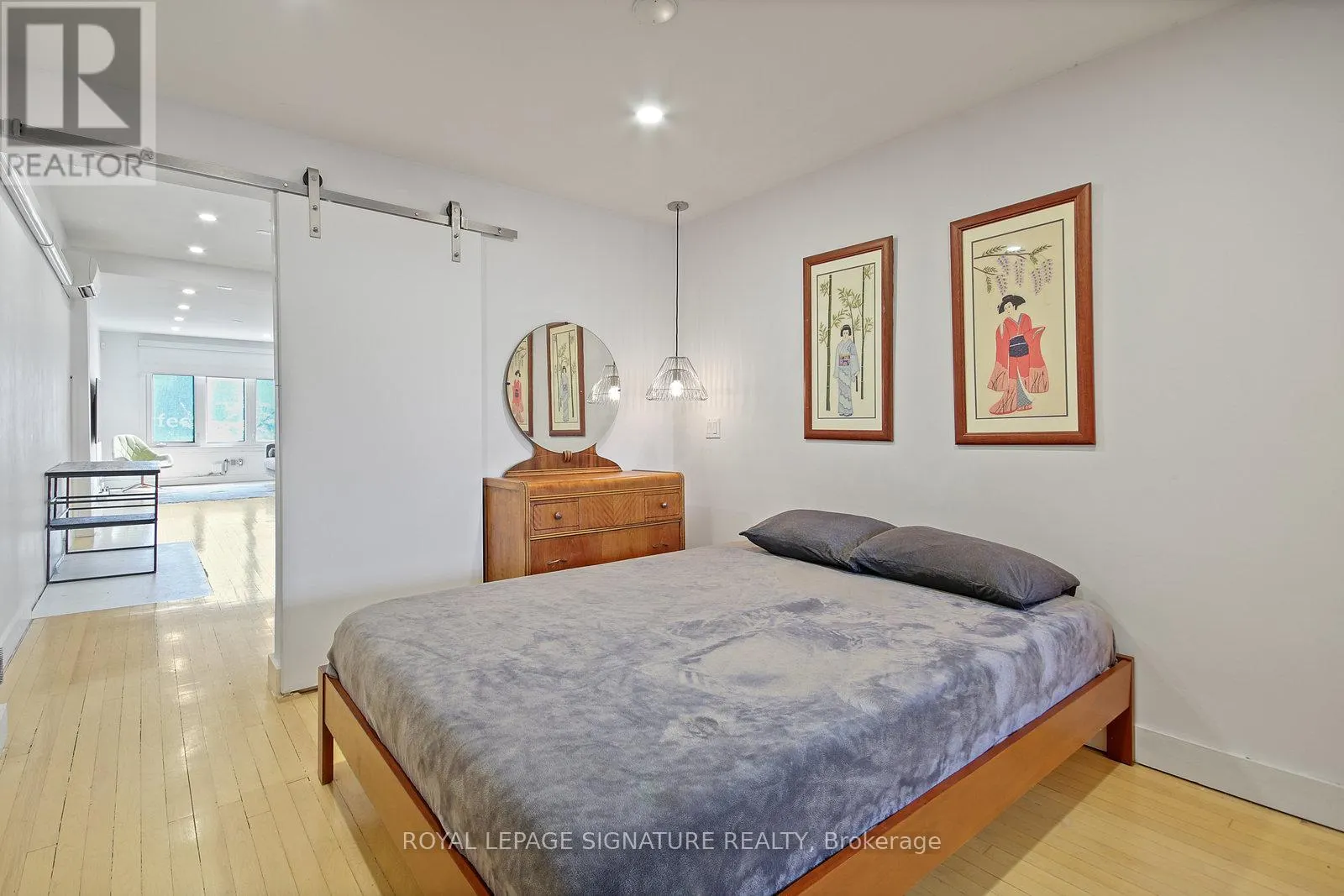 UPPER - 1048 QUEEN STREET W