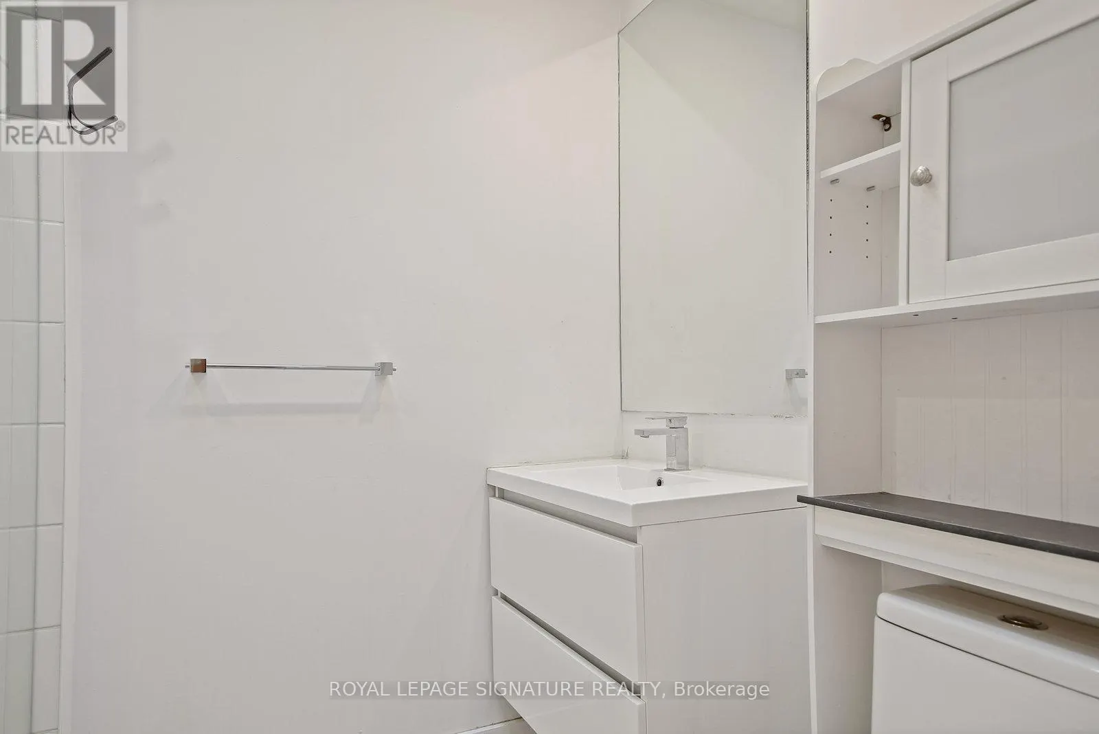 UPPER - 1048 QUEEN STREET W