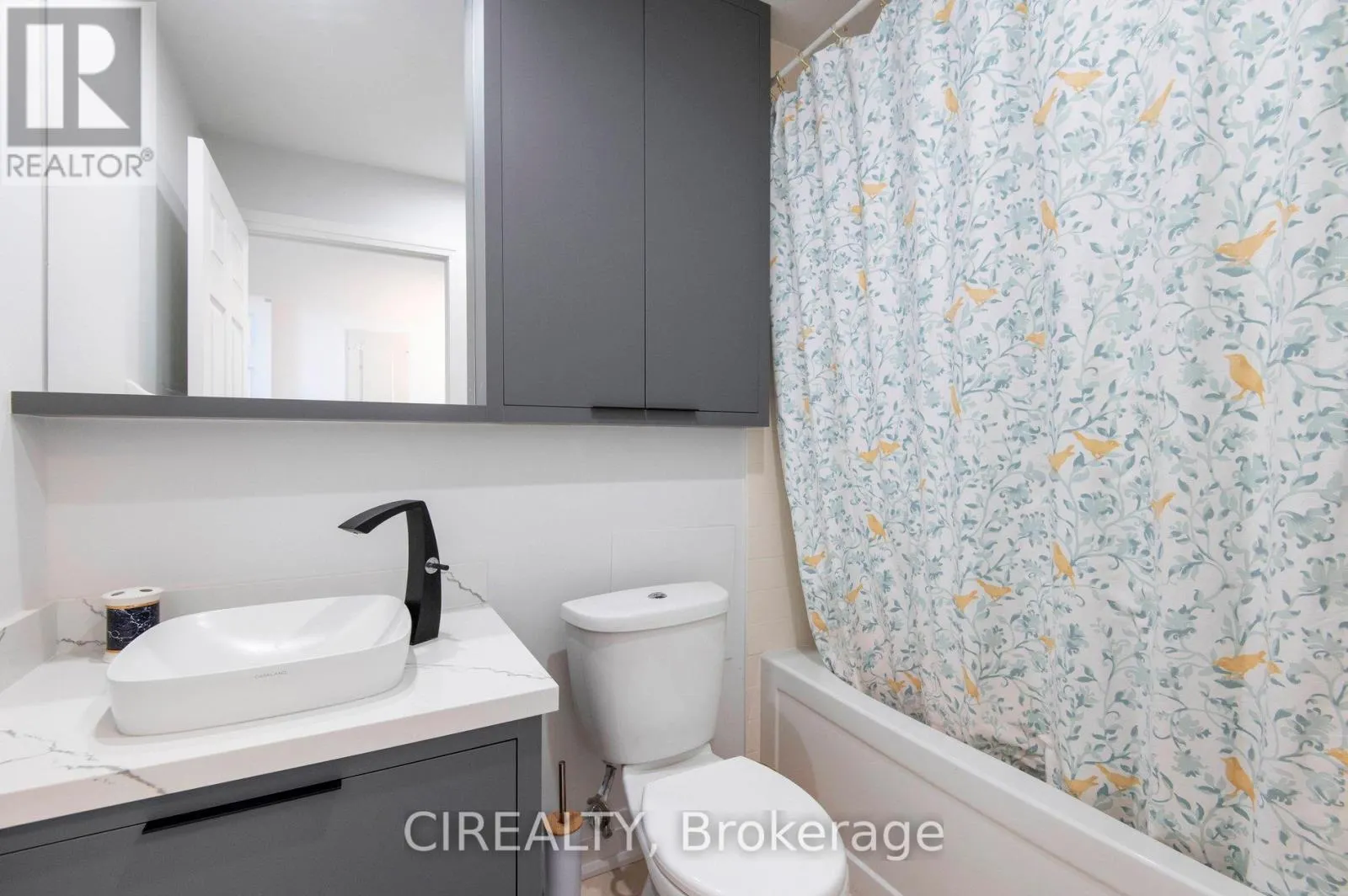 UPH02 - 18 HOLMES AVENUE