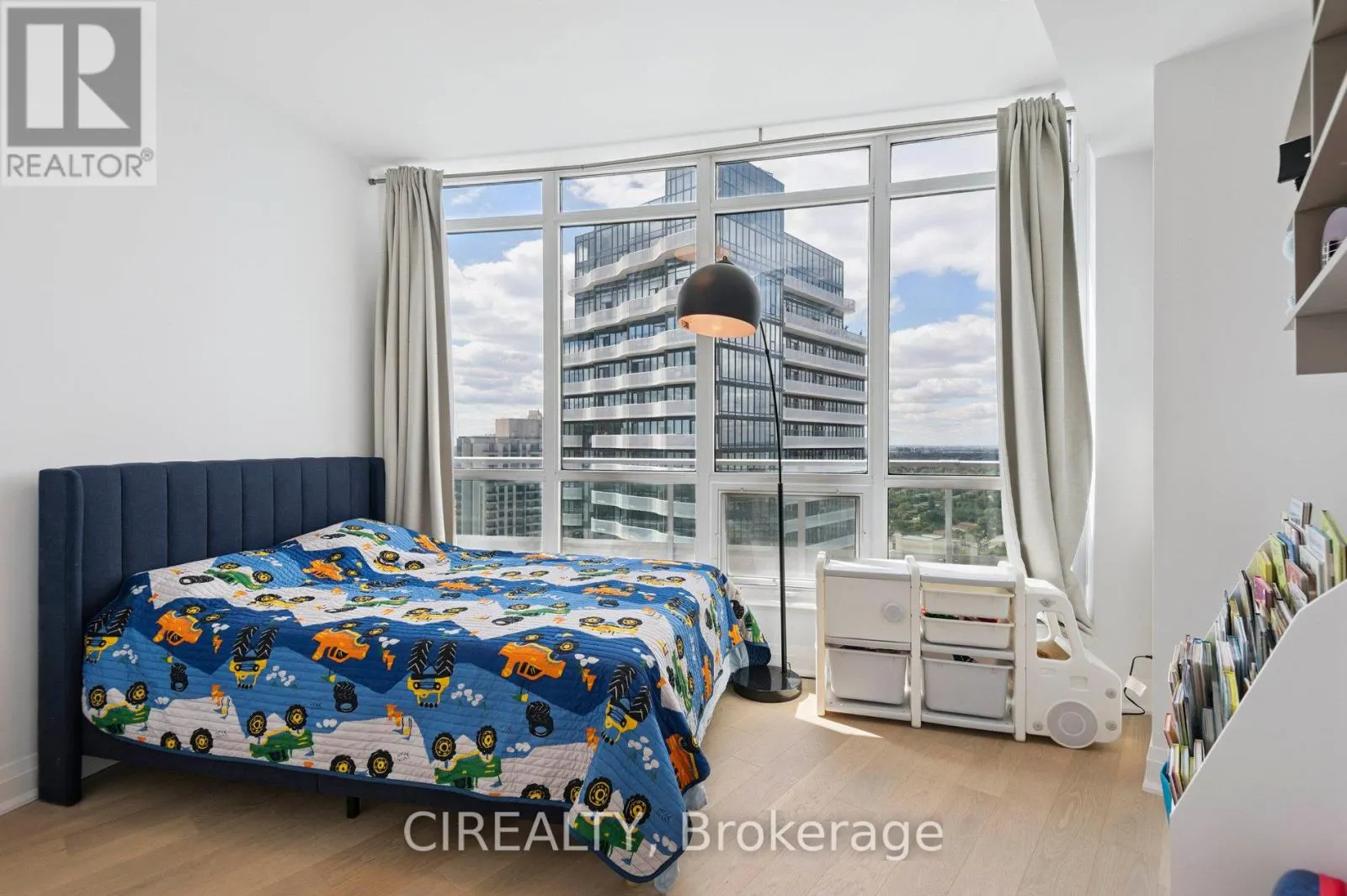UPH02 - 18 HOLMES AVENUE