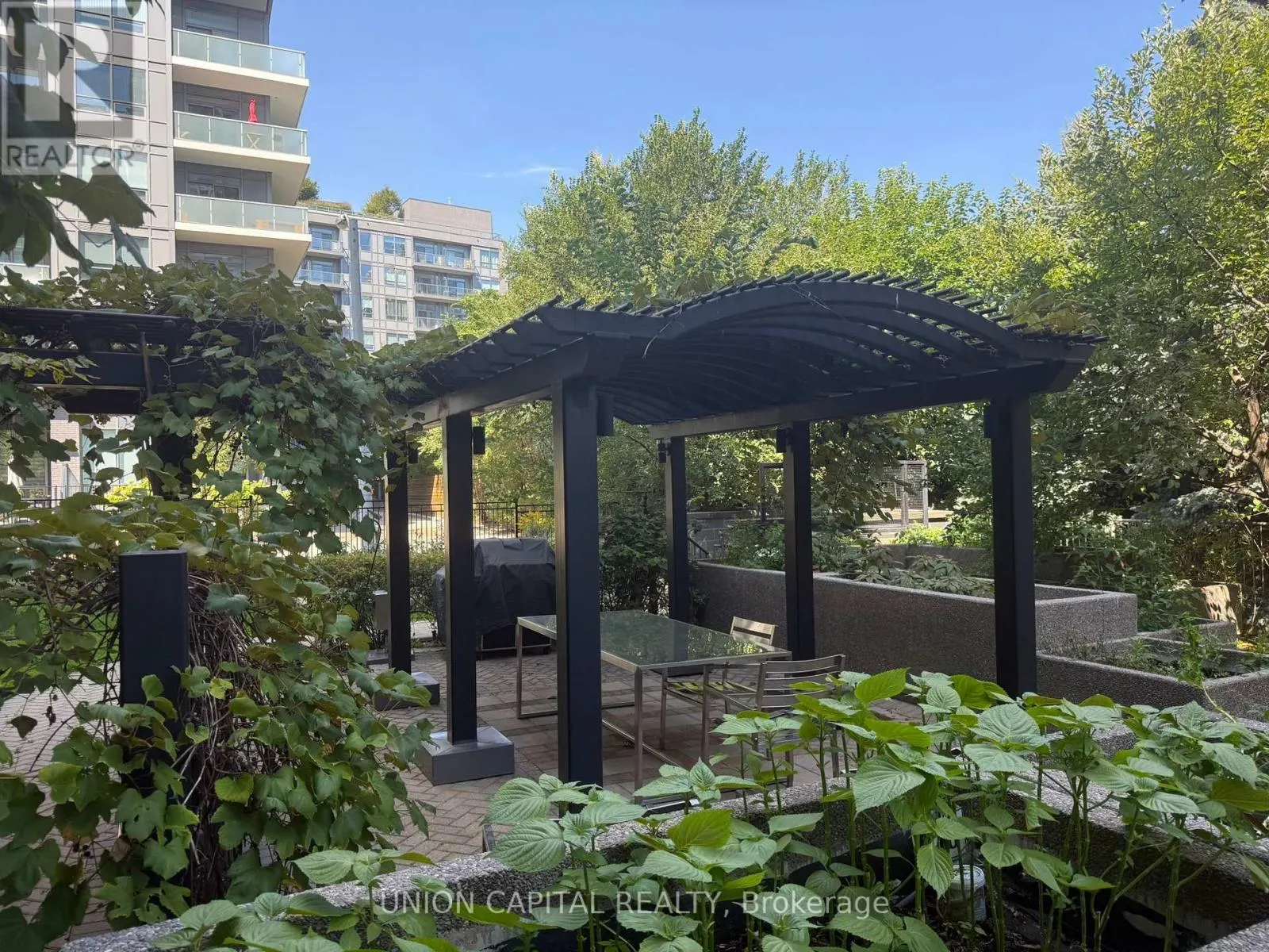 405 - 17 KENASTON GARDENS