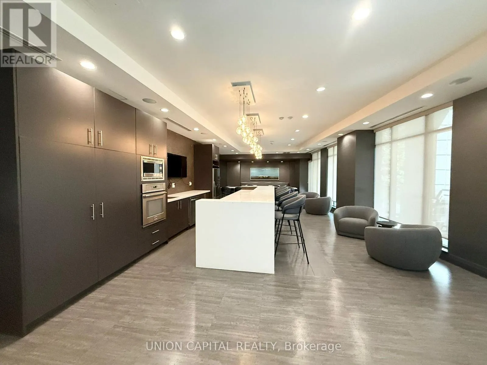 405 - 17 KENASTON GARDENS
