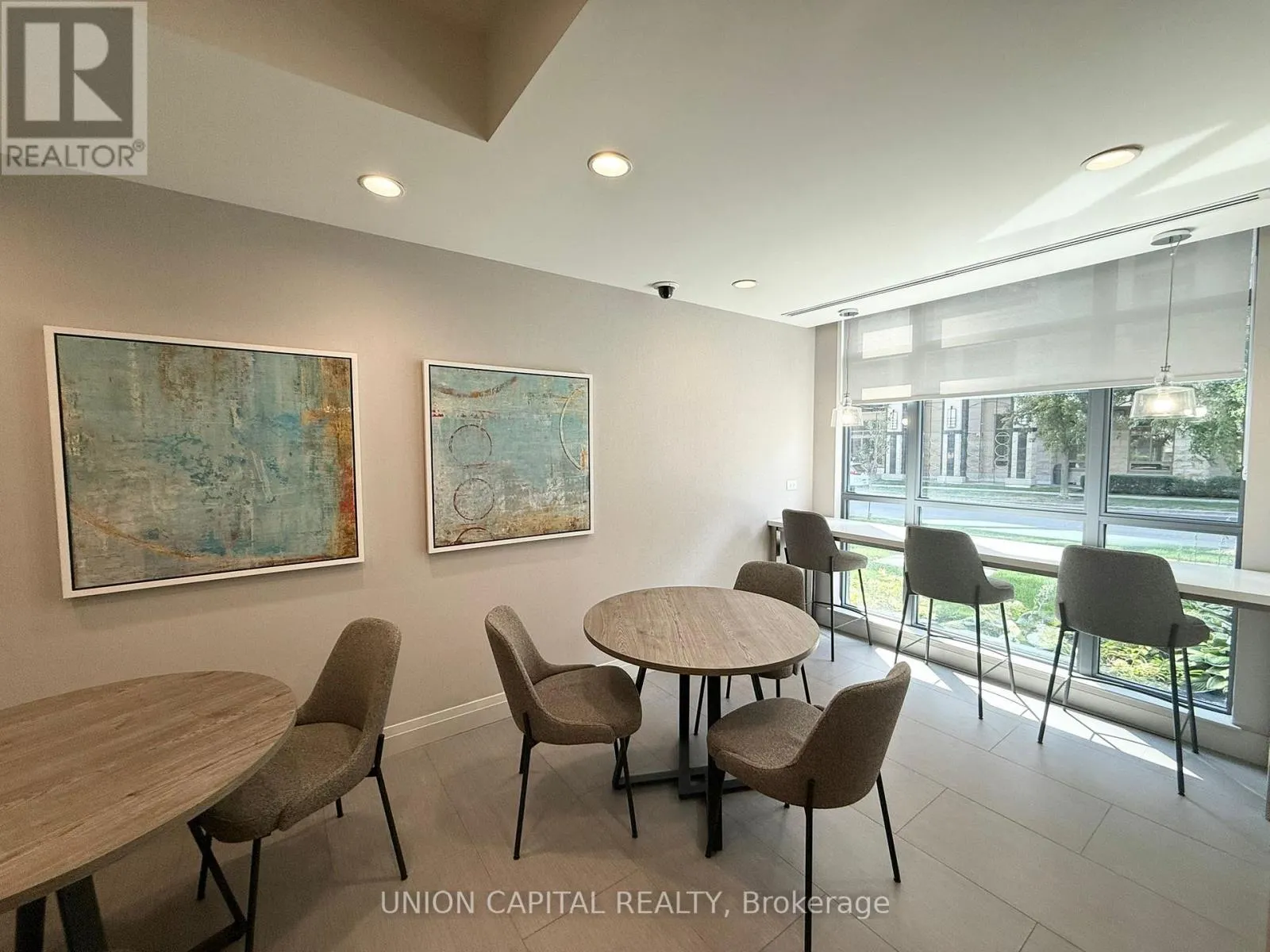 405 - 17 KENASTON GARDENS