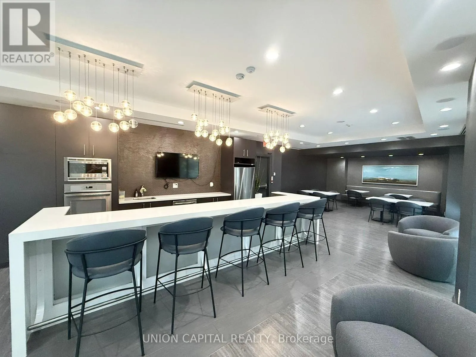 405 - 17 KENASTON GARDENS