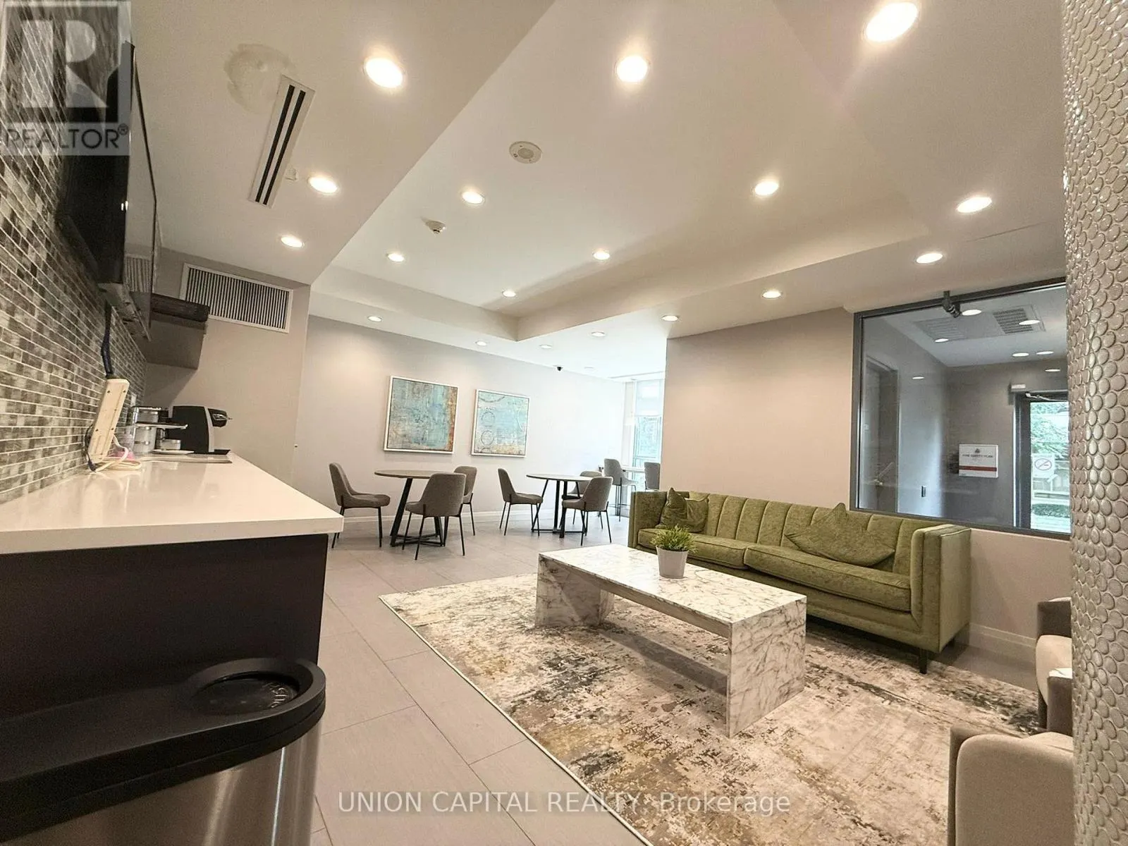 405 - 17 KENASTON GARDENS