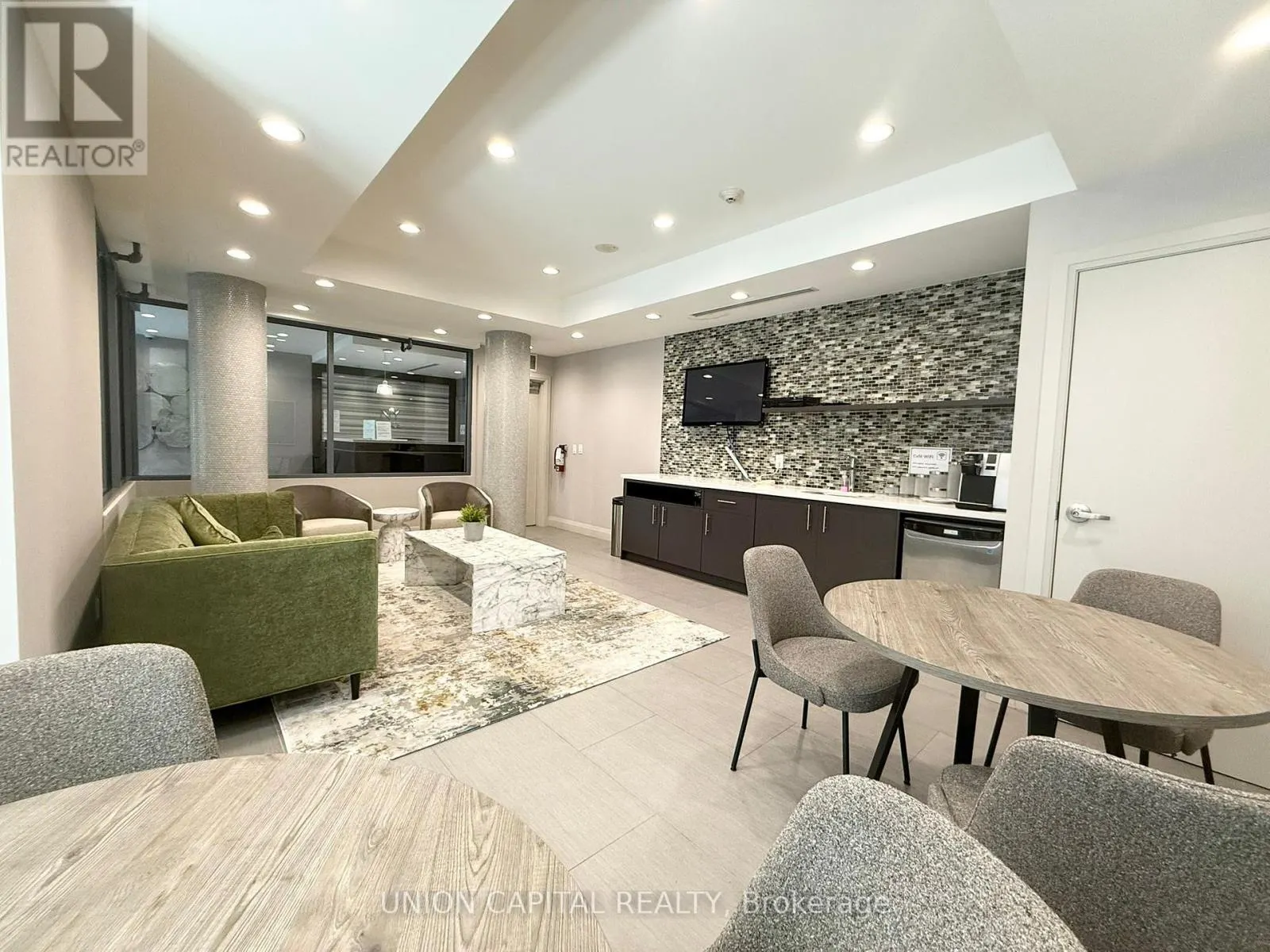 405 - 17 KENASTON GARDENS