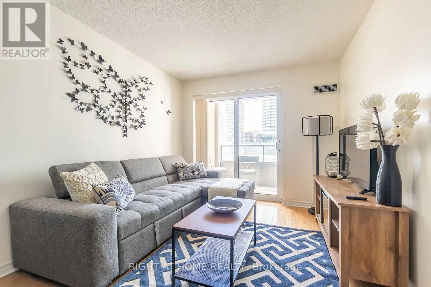 1430 - 250 WELLINGTON STREET W