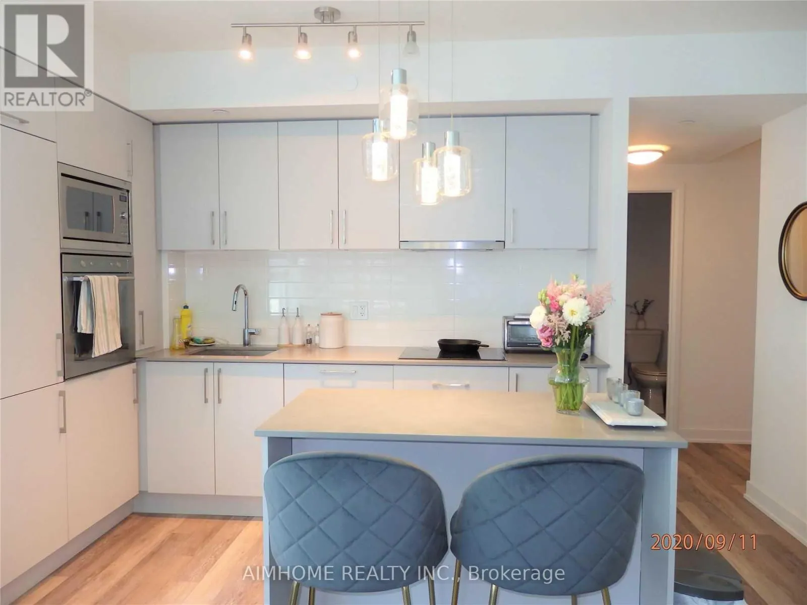 1201 - 27 BATHURST STREET
