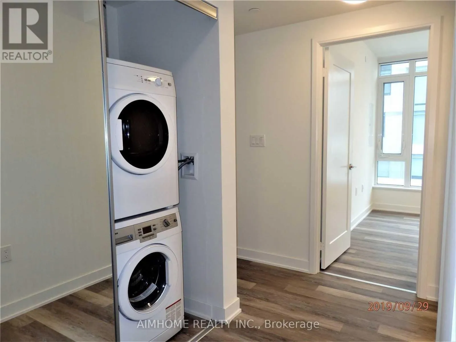 1201 - 27 BATHURST STREET