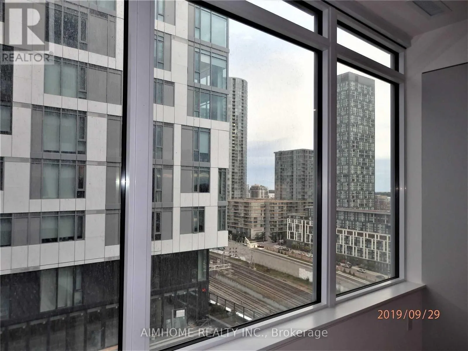 1201 - 27 BATHURST STREET