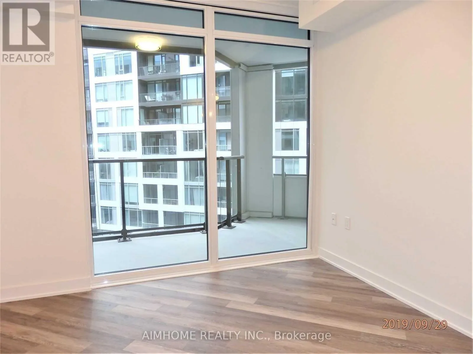 1201 - 27 BATHURST STREET
