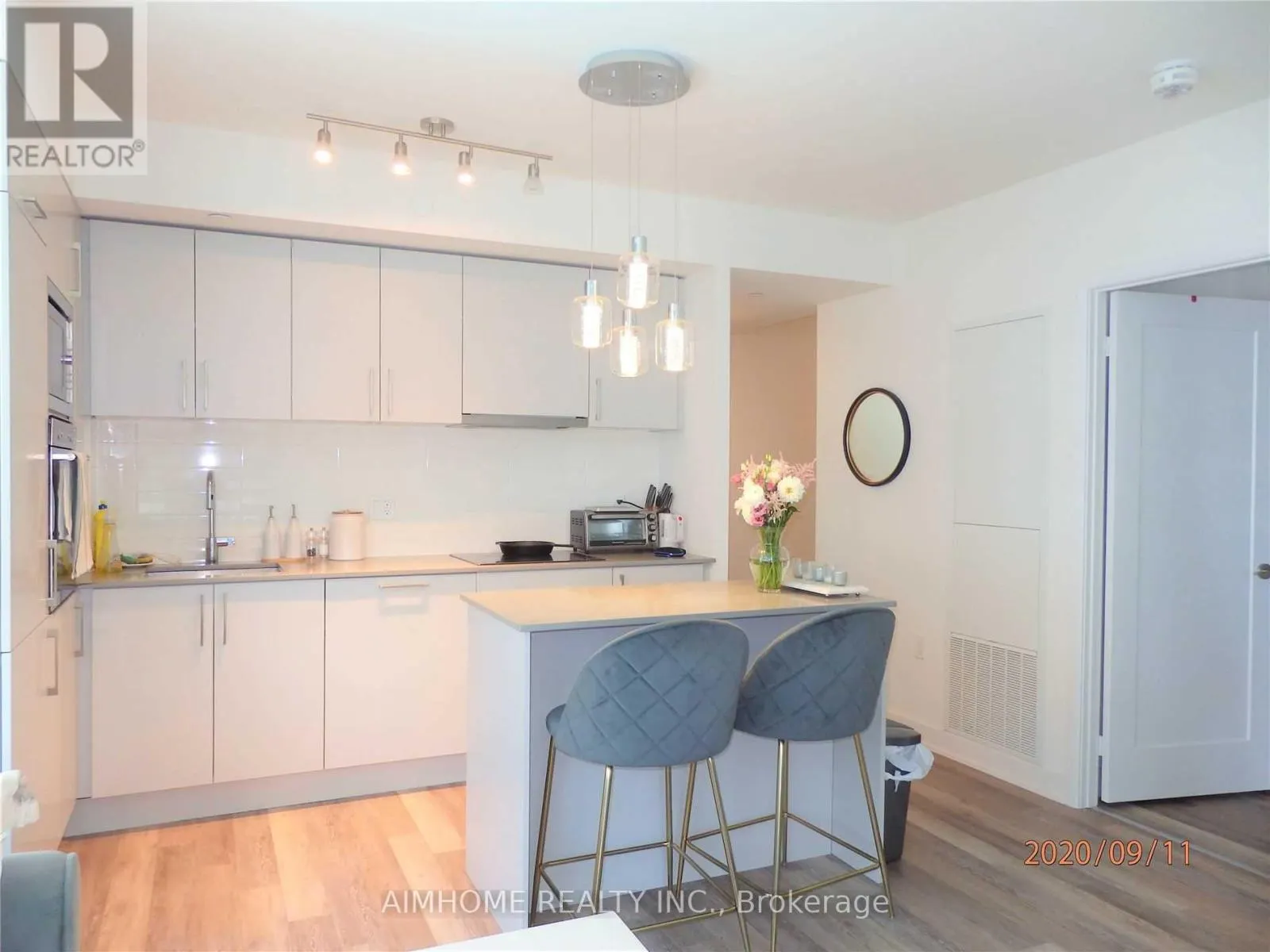 1201 - 27 BATHURST STREET