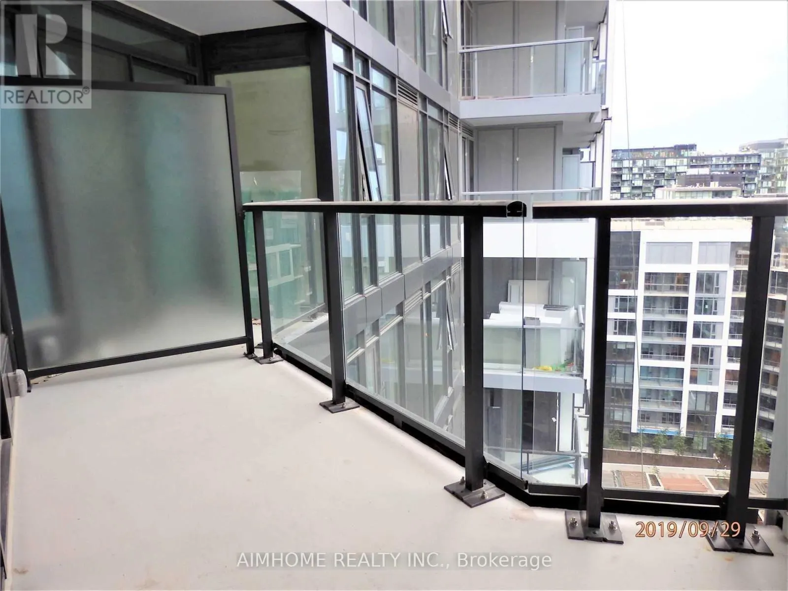 1201 - 27 BATHURST STREET