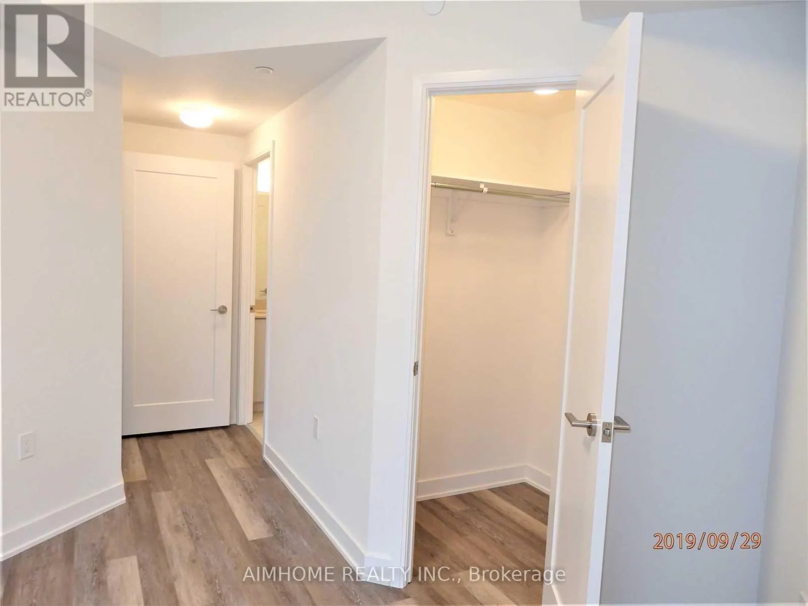 1201 - 27 BATHURST STREET