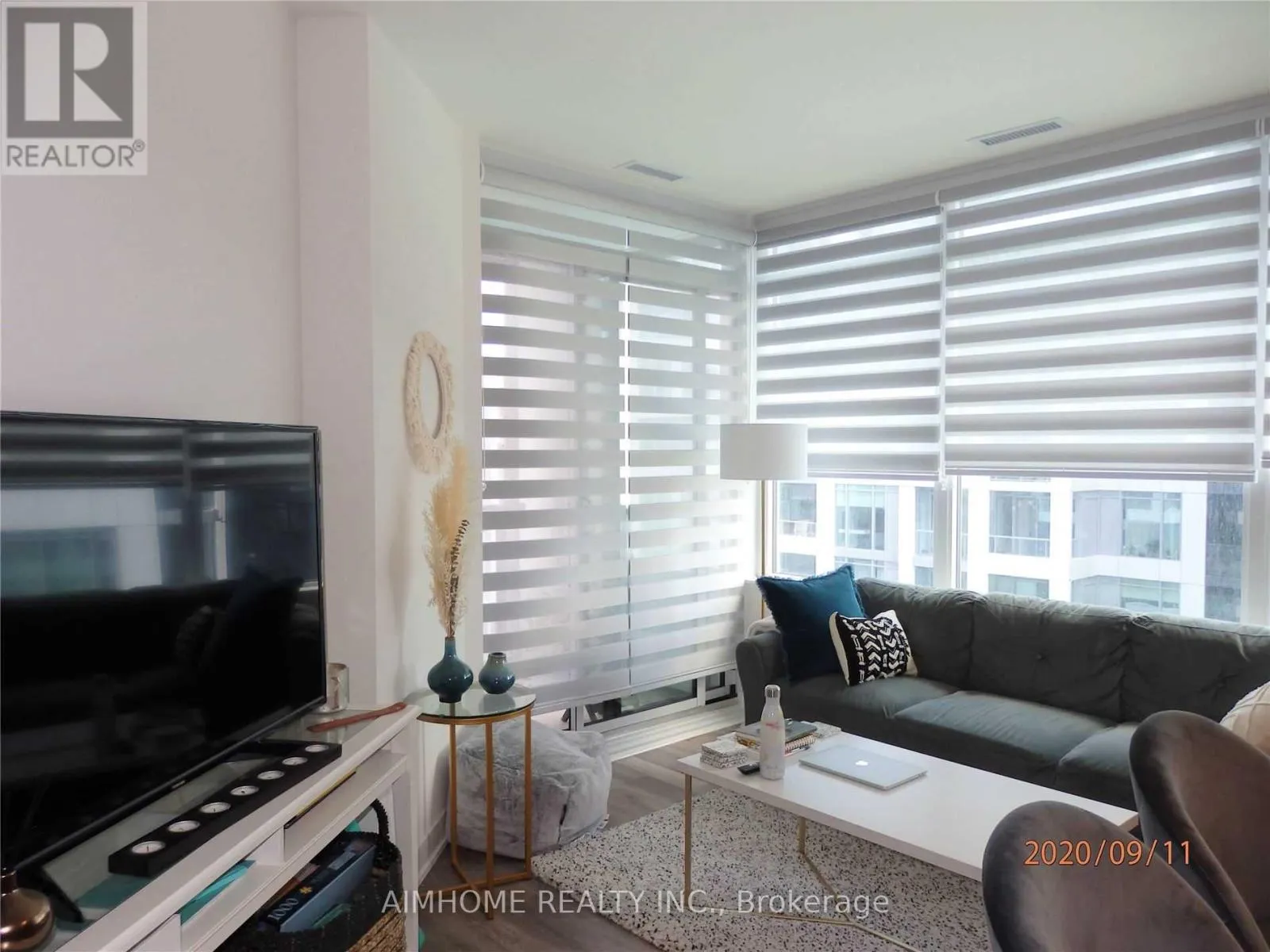 1201 - 27 BATHURST STREET