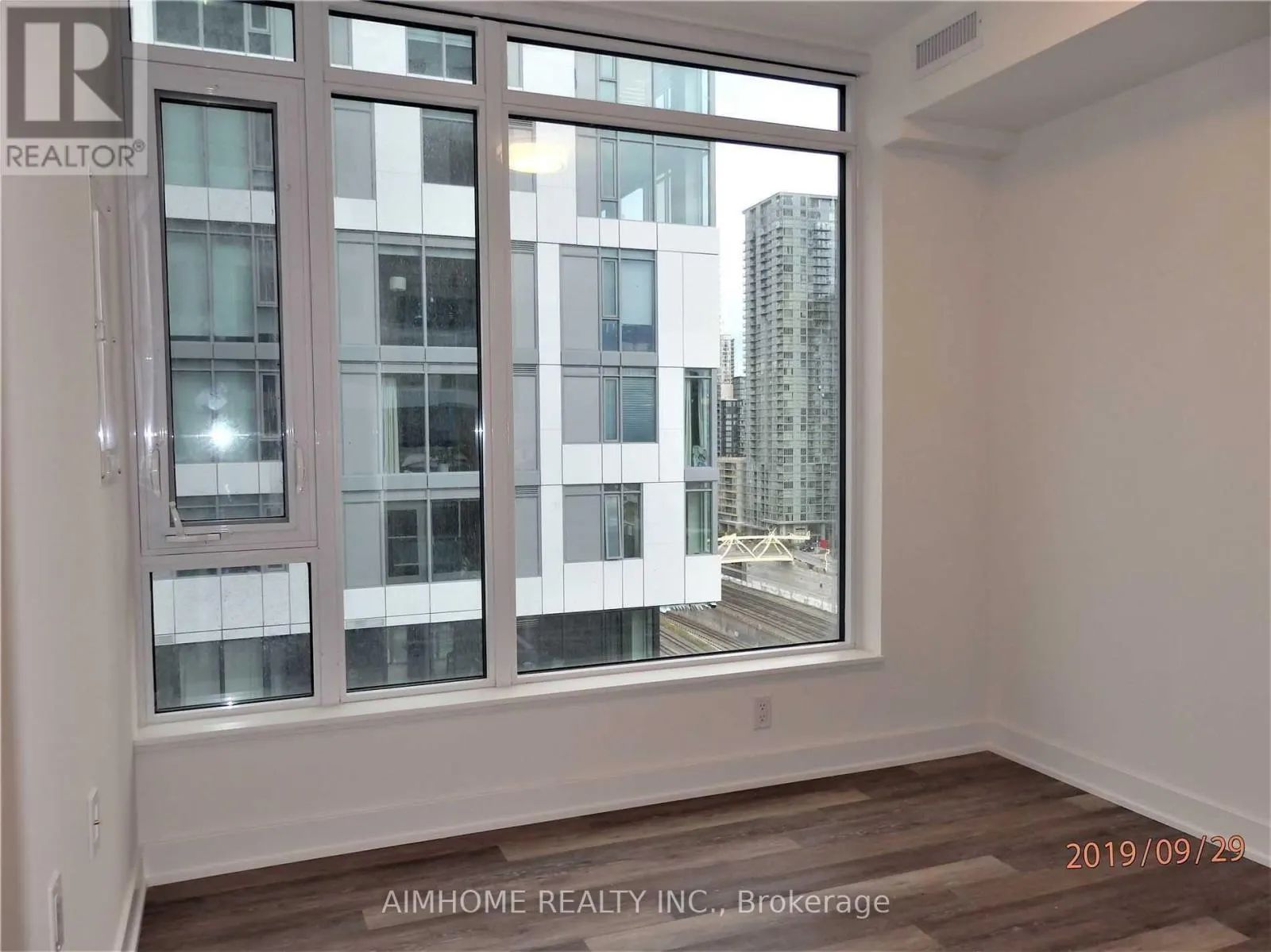 1201 - 27 BATHURST STREET