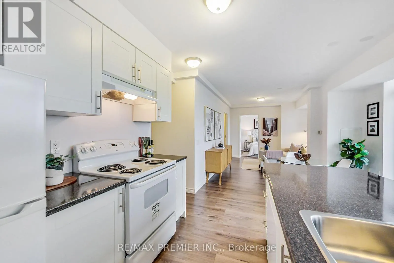 1102 - 15 MAPLEWOOD AVENUE